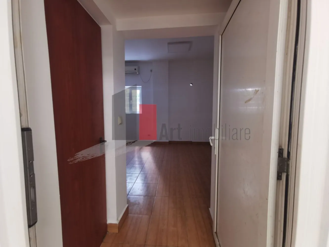 %0 Comision Spatiu comercial de inchiriat in zona Kogalniceanu/Cismigiu - Spațiu Comercial Ultracentral – Zona Cișmigiu – Kogălniceanu, 57 Mp Utili

Vă Propunem Spre Închiriere Un Spațiu Comercial Situat În Zona Cișmigiu – Kogălniceanu, Una Dintre Cele Mai Căutate Și Dinamice Zone Ultracentrale Ale Capitalei, Beneficiind De Trafic Pietonal Intens, Vizibilitate Foarte Bună Și Acces Facil Către Principalele Artere Ale Orașului.

Amplasarea În Apropierea Parcului Cișmigiu, A Facultăților, Instituțiilor Publice, Clădirilor De Birouri Și A Zonelor Rezidențiale Conferă Proprietății Un Potențial Comercial Ridicat Și O Expunere Excelentă.

Spațiul Dispune De O Suprafață Utilă Totală De Aproximativ 57 Mp, Compartimentată Pe Două Niveluri:

• 47 Mp Utili La Parter;
• 10 Mp Utili La Subsol.

Parterul Beneficiază De O Vitrină Stradală Cu O Deschidere De Aproximativ 4 Metri Liniari, Oferind Expunere Directă Către Zona De Trafic Și Vizibilitate Excelentă Pentru Orice Activitate Comercială.

Proprietatea A Fost Recent Renovată, Beneficiind De Finisaje Moderne Și De Un Spațiu Funcțional, Pregătit Pentru Amenajarea În Funcție De Specificul Activității Viitorului Chiriaș. Subsolul Poate Fi Utilizat Ca Spațiu De Depozitare, Arhivă Sau Spațiu Tehnic.

Dotări Și Avantaje:

• Curent Electric;
• Apă Curentă;
• Canalizare;
• Vitrină Stradală De Aproximativ 4 Ml;
• Spațiu Recent Renovat;
• Compartimentare Eficientă Pe Două Niveluri;
• Zonă Ultracentrală Cișmigiu – Kogălniceanu;
• Trafic Pietonal Intens;
• Vizibilitate Foarte Bună;
• Acces Facil Pentru Aprovizionare Și Activitatea Curentă;
• Documente De Spațiu Comercial.

Datorită Configurației Și Poziționării Sale, Spațiul Este Pretabil Pentru Diverse Activități Comerciale Sau De Servicii, Precum:

• Cafenea;
• Takeaway;
• Laborator De Patiserie Sau Cofetărie;
• Magazin De Specialitate;
• Showroom;
• Birou Cu Activitate Comercială;
• Salon De Înfrumusețare;
• Cabinet De Servicii;
• Atelier Sau Alte Activități Comerciale.

Poziționarea În Zona Cișmigiu – Kogălniceanu, Traficul Pietonal Intens Și Flexibilitatea Spațiului Reprezintă Avantaje Importante Pentru Antreprenorii Care Își Doresc O Locație Cu Vizibilitate Ridicată Și Potențial Comercial Real.