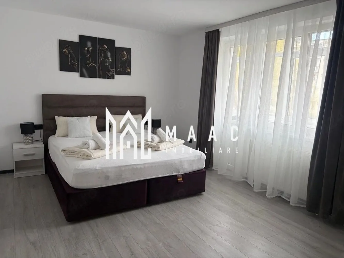 Apartament 2 camere | Etaj 1 | Decomandat | Cedonia | Balcon închis - MAAC Imobiliare vă propune spre vânzare un apartament cu 2 camere, complet decomandat, situat la etajul 1 al unui imobil construit în perioada 1990–2000, amplasat într-o zonă urbană bine dezvoltată, cu acces facil către numeroase puncte de interes din oraș. Proprietatea reprezintă o alegere excelentă atât pentru locuit, cât și pentru investiție, datorită compartimentării eficiente, poziționării avantajoase și confortului oferit.

Apartamentul are o suprafață utilă de 56 mp și beneficiază de o compartimentare practică și funcțională:
-living separat
-dormitor
-bucătărie închisă
-baie cu geam de aerisire
-debara
-hol
-balcon închis

Locuința dispune de finisaje moderne, atent alese pentru a oferi un ambient confortabil și plăcut. Pardoselile laminate și tâmplăria de calitate contribuie la aspectul modern al apartamentului, iar bucătăria este complet echipată cu electrocasnice moderne:
-cuptor
-cuptor cu microunde
-mașină de spălat vase

Imobilul este situat într-o zonă apreciată pentru accesibilitate și facilitățile din apropiere:
-parcuri și spații verzi
-cafenele și restaurante
-stații de transport public
-instituții culturale precum muzee și cinematografe

Datorită poziției și compartimentării decomandate, apartamentul este potrivit atât pentru o familie, cât și pentru achiziție în scop investițional, oferind acces rapid către facilitățile urbane și un nivel ridicat de confort.

Pentru mai multe detalii sau pentru programarea unei vizionări, vă rugăm să menționați telefonic CP3055450.