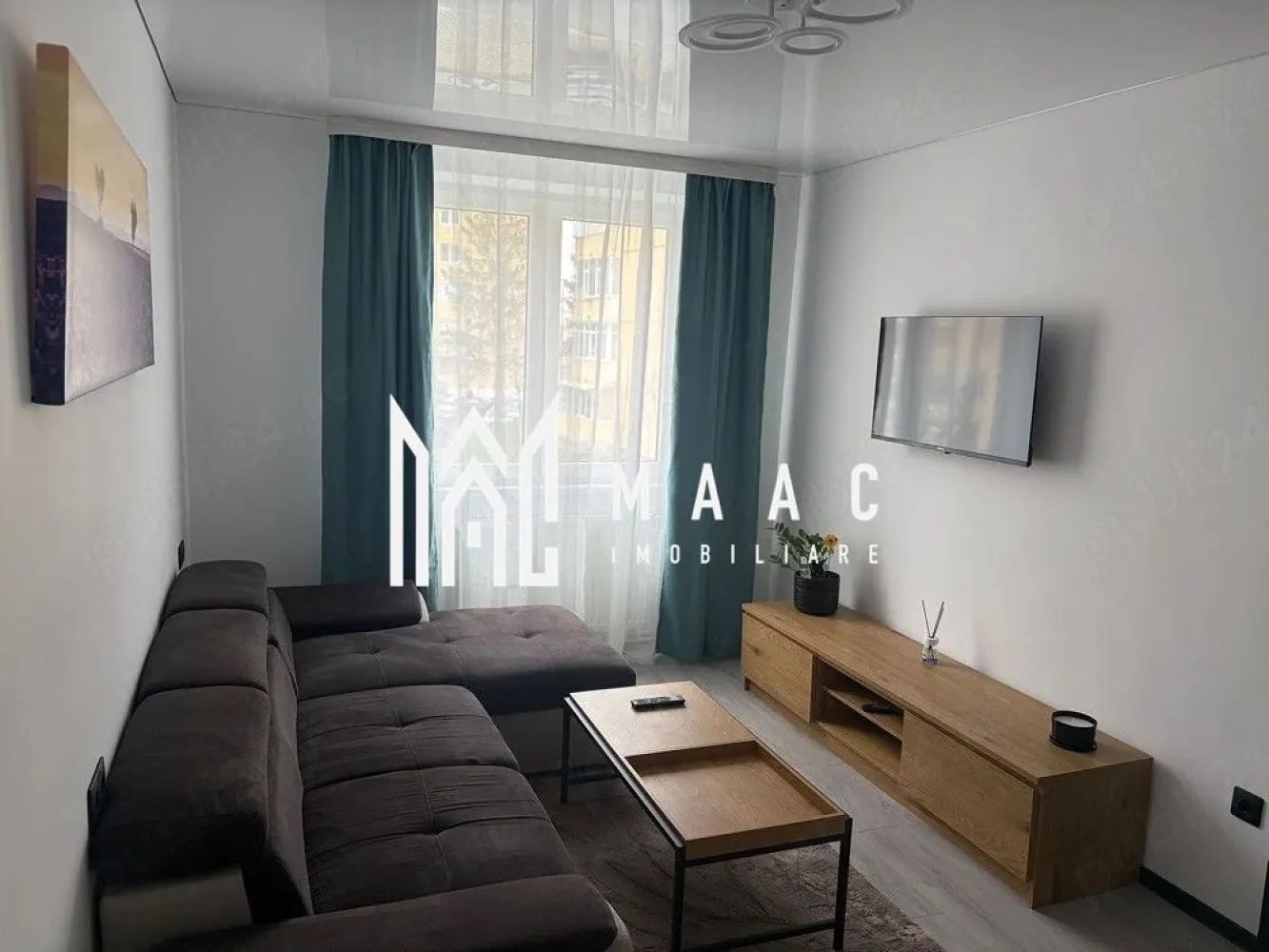 Apartament 2 camere | Etaj 1 | Decomandat | Cedonia | Balcon închis - MAAC Imobiliare vă propune spre vânzare un apartament cu 2 camere, complet decomandat, situat la etajul 1 al unui imobil construit în perioada 1990–2000, amplasat într-o zonă urbană bine dezvoltată, cu acces facil către numeroase puncte de interes din oraș. Proprietatea reprezintă o alegere excelentă atât pentru locuit, cât și pentru investiție, datorită compartimentării eficiente, poziționării avantajoase și confortului oferit.

Apartamentul are o suprafață utilă de 56 mp și beneficiază de o compartimentare practică și funcțională:
-living separat
-dormitor
-bucătărie închisă
-baie cu geam de aerisire
-debara
-hol
-balcon închis

Locuința dispune de finisaje moderne, atent alese pentru a oferi un ambient confortabil și plăcut. Pardoselile laminate și tâmplăria de calitate contribuie la aspectul modern al apartamentului, iar bucătăria este complet echipată cu electrocasnice moderne:
-cuptor
-cuptor cu microunde
-mașină de spălat vase

Imobilul este situat într-o zonă apreciată pentru accesibilitate și facilitățile din apropiere:
-parcuri și spații verzi
-cafenele și restaurante
-stații de transport public
-instituții culturale precum muzee și cinematografe

Datorită poziției și compartimentării decomandate, apartamentul este potrivit atât pentru o familie, cât și pentru achiziție în scop investițional, oferind acces rapid către facilitățile urbane și un nivel ridicat de confort.

Pentru mai multe detalii sau pentru programarea unei vizionări, vă rugăm să menționați telefonic CP3055450.