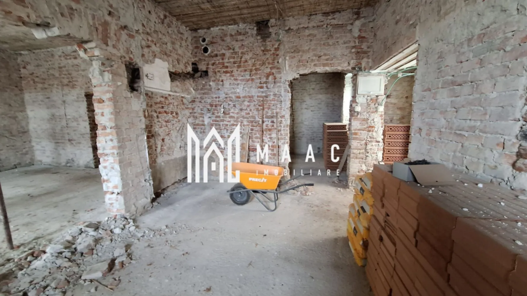 Apartament 3 camere la casa I Pivnita I Ultracentral - Vă propunem spre vânzare o proprietate unică, încadrată ca monument istoric, amplasata ultracentral, cu potențial remarcabil de restaurare și valorificare.

Imobilul se prezintă la stadiul de caramida, oferind libertatea de a fi amenajat și restaurat integral, conform unui concept propriu, păstrând în același timp valoarea arhitecturală și autenticitatea specifică.

Apartamentul are compartimentare circulara, 3 camere, bucatarie cu acces in pod si baie.
Aferenta- pivnita spatioasa impartita in 4 incaperi.

Locuinta se afla intr-o curte comuna cu alti 2 proprietari, fiind amplasata la strada.

Proprietatea, avand structura pregatita pentru renovare, reconfigurare, poate fi valorificata în diverse direcții: rezidențial, turistic sau comercial.
Poziționarea excelentă, în proximitatea punctelor de interes, ofera oportunitati pentru investitori sau persoane care își doresc să valorifice acest imobil cu valoare arhitecturală, într-un proiect de restaurare cu impact.

Pentru mai multe detalii precizati telefonic ca ati vazut anuntul cu ID:CP3048006