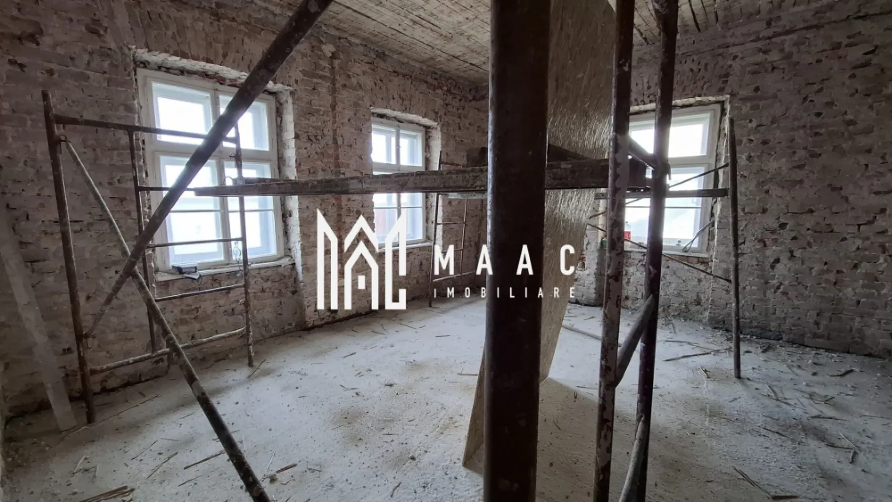 Apartament 3 camere la casa I Pivnita I Ultracentral - Vă propunem spre vânzare o proprietate unică, încadrată ca monument istoric, amplasata ultracentral, cu potențial remarcabil de restaurare și valorificare.

Imobilul se prezintă la stadiul de caramida, oferind libertatea de a fi amenajat și restaurat integral, conform unui concept propriu, păstrând în același timp valoarea arhitecturală și autenticitatea specifică.

Apartamentul are compartimentare circulara, 3 camere, bucatarie cu acces in pod si baie.
Aferenta- pivnita spatioasa impartita in 4 incaperi.

Locuinta se afla intr-o curte comuna cu alti 2 proprietari, fiind amplasata la strada.

Proprietatea, avand structura pregatita pentru renovare, reconfigurare, poate fi valorificata în diverse direcții: rezidențial, turistic sau comercial.
Poziționarea excelentă, în proximitatea punctelor de interes, ofera oportunitati pentru investitori sau persoane care își doresc să valorifice acest imobil cu valoare arhitecturală, într-un proiect de restaurare cu impact.

Pentru mai multe detalii precizati telefonic ca ati vazut anuntul cu ID:CP3048006
