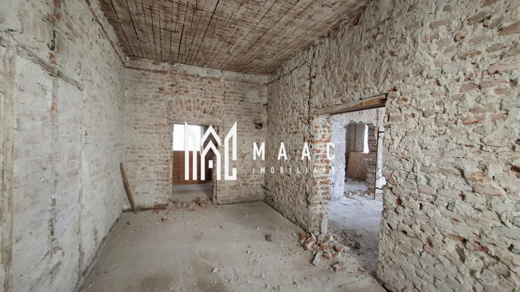 Apartament 3 camere la casa I Pivnita I Ultracentral - Vă propunem spre vânzare o proprietate unică, încadrată ca monument istoric, amplasata ultracentral, cu potențial remarcabil de restaurare și valorificare.

Imobilul se prezintă la stadiul de caramida, oferind libertatea de a fi amenajat și restaurat integral, conform unui concept propriu, păstrând în același timp valoarea arhitecturală și autenticitatea specifică.

Apartamentul are compartimentare circulara, 3 camere, bucatarie cu acces in pod si baie.
Aferenta- pivnita spatioasa impartita in 4 incaperi.

Locuinta se afla intr-o curte comuna cu alti 2 proprietari, fiind amplasata la strada.

Proprietatea, avand structura pregatita pentru renovare, reconfigurare, poate fi valorificata în diverse direcții: rezidențial, turistic sau comercial.
Poziționarea excelentă, în proximitatea punctelor de interes, ofera oportunitati pentru investitori sau persoane care își doresc să valorifice acest imobil cu valoare arhitecturală, într-un proiect de restaurare cu impact.

Pentru mai multe detalii precizati telefonic ca ati vazut anuntul cu ID:CP3048006