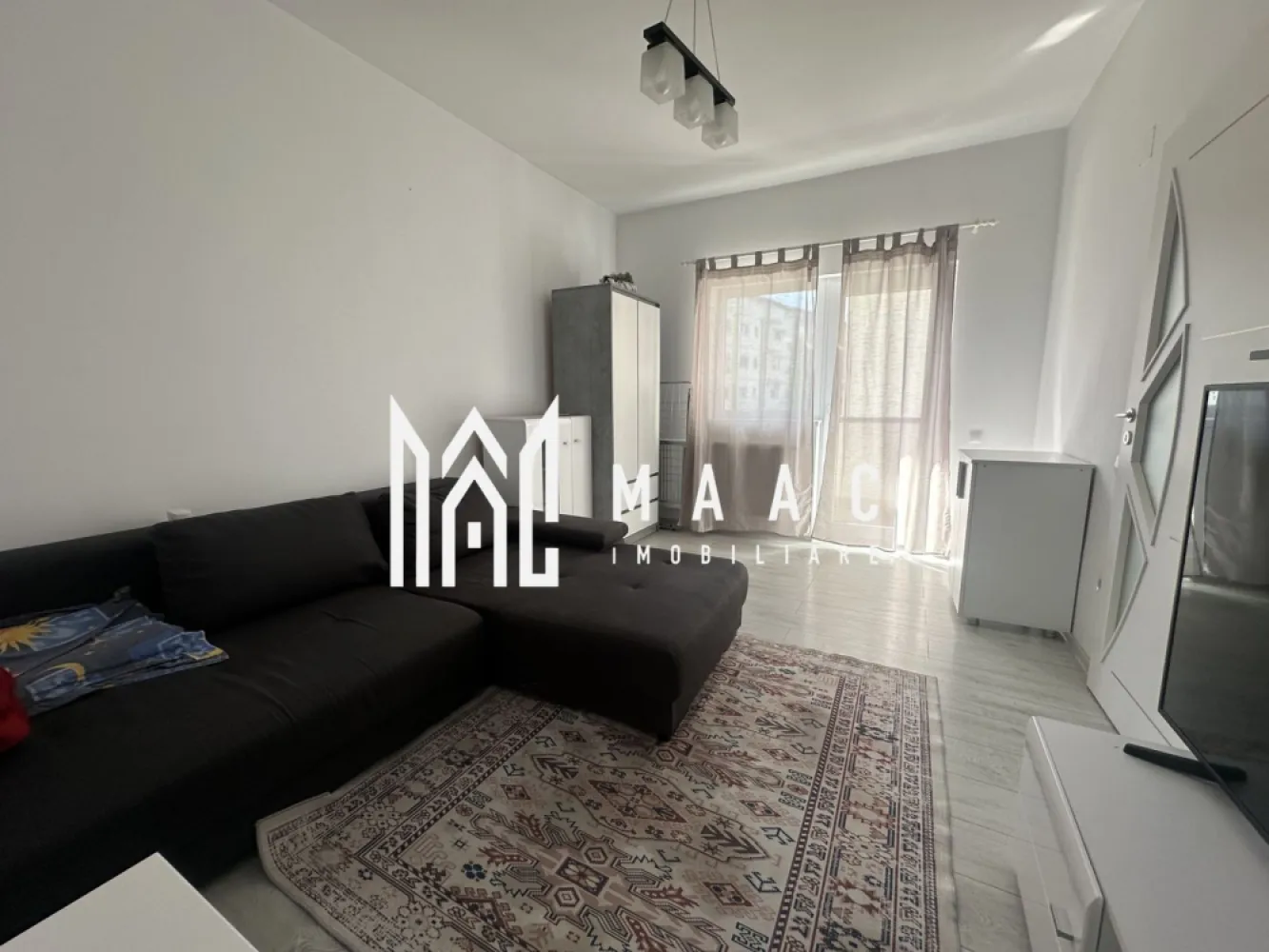 Apartament 2 Camere | Etaj 1 | 2 Locuri De Parcare - MAAC Imobiliare vă propune spre vânzare un apartament confortabil și bine compartimentat, ideal pentru locuit sau investiție, situat într-un imobil cu regim redus de înălțime.

Caracteristici principale
• suprafață utilă de 54 mp
• balcon de 5 mp
• situat la etajul 1 din 4
• 2 locuri de parcare incluse
• compartimentare practică

Compartimentare
• living luminos
• dormitor
• bucătărie
• baie
• hol
• balcon

Localizare și avantaje
• zonă liniștită și accesibilă
• acces facil către magazine, școli și transport în comun
• imobil cu regim redus de înălțime

Beneficii
• ideal pentru cuplu sau investiție
• etaj intermediar – confort termic și acces facil
• 2 locuri de parcare
• compartimentare eficientă

Pentru mai multe detalii sau pentru programarea unei vizionări, vă rugăm să ne contactați și să menționați ID-ul proprietății; CP3051836.