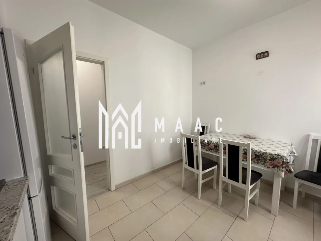 Apartament 2 Camere | Etaj 1 | 2 Locuri De Parcare - MAAC Imobiliare vă propune spre vânzare un apartament confortabil și bine compartimentat, ideal pentru locuit sau investiție, situat într-un imobil cu regim redus de înălțime.

Caracteristici principale
• suprafață utilă de 54 mp
• balcon de 5 mp
• situat la etajul 1 din 4
• 2 locuri de parcare incluse
• compartimentare practică

Compartimentare
• living luminos
• dormitor
• bucătărie
• baie
• hol
• balcon

Localizare și avantaje
• zonă liniștită și accesibilă
• acces facil către magazine, școli și transport în comun
• imobil cu regim redus de înălțime

Beneficii
• ideal pentru cuplu sau investiție
• etaj intermediar – confort termic și acces facil
• 2 locuri de parcare
• compartimentare eficientă

Pentru mai multe detalii sau pentru programarea unei vizionări, vă rugăm să ne contactați și să menționați ID-ul proprietății; CP3051836.