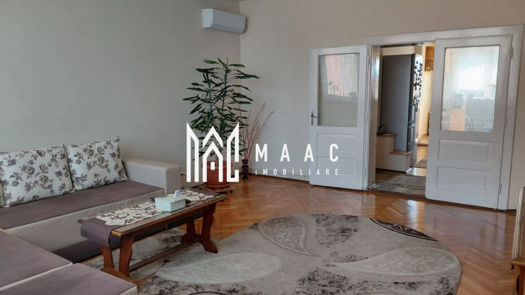 Duplex | 182 MPU | Demisol + Etaj | Zonă Centrală - MAAC Imobiliare vă propune spre vânzare o proprietate versatilă, situată într-o zonă centrală, perfectă atât pentru locuit, cât și pentru desfășurarea unor activități comerciale sau de birou.

Caracteristici principale
• suprafață utilă de 182 mp
• suprafață construită de 240 mp
• teren de 300 mp
• regim: demisol + etaj
• intrări separate pentru fiecare nivel
• se vinde la cheie

Compartimentare

Etaj (120 mp)
• 4 camere decomandate
• living
• bucătărie
• baie
• balcon
• cămară

Demisol (62 mp)
• 2 camere
• spălătorie
• pivniță

Dotări și finisaje
• izolație termică exterioară
• acoperiș nou
• pod izolat
• centrală termică în garanție
• aer condiționat
• geamuri termopan
• parchet din stejar

Localizare și avantaje
• situată pe strada Reconstrucției
• poziționare centrală, la câteva minute de centrul orașului
• parc situat chiar peste drum
• acces rapid către toate facilitățile urbane

Beneficii
• ideală pentru locuință spațioasă
• potrivită pentru birouri, cabinete sau sediu de firmă
• compartimentare flexibilă, cu acces separat pe niveluri
• zonă excelentă, cu vizibilitate și acces facil

Pentru mai multe detalii sau pentru programarea unei vizionări, vă rugăm să ne contactați și să menționați ID-ul proprietății; CP3052080.