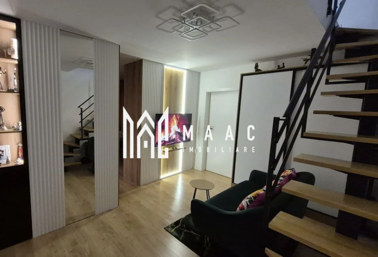 Apartament 4 Camere | 96 MPU | Cartierul Arhitecților - MAAC Imobiliare vă propune spre vânzare un apartament spațios, modern și eficient compartimentat, dispus pe două niveluri, ideal pentru o familie sau pentru investiție

Caracteristici principale
• suprafață utilă totală de 95,90 mp
• compartimentare pe două niveluri, practică și aerisită
• balcon generos de 10,30 mp
• imobil dotat cu lift

Compartimentare și dotări

Nivel 1
• living cu bucătărie open space
• 2 dormitoare (unul cu baie proprie cu cadă)
• baie cu duș
• balcon

Nivel 2
• dormitor spațios
• baie generoasă
• hol cu spații de depozitare

• acces între niveluri prin scară metalică cu trepte din lemn

Dotări și beneficii
• se vinde complet mobilat și utilat
• electrocasnice în garanție (TV-uri, mașină de spălat vase, frigider, congelator, plită cu inducție, cuptor, espressor, mașină de spălat rufe, uscător etc.)
• aer condiționat
• balcon amenajat cu grătar electric, masă și spații de depozitare
•un loc de parcare inclus
• acces securizat în parcare cu barieră

Beneficii
• ideal pentru familie numeroasă
• potrivit pentru investiție în regim rezidențial premium
• disponibil pentru mutare imediată

Pentru mai multe detalii sau pentru programarea unei vizionări, vă rugăm să ne contactați și să menționați ID-ul proprietății; CP3052097.