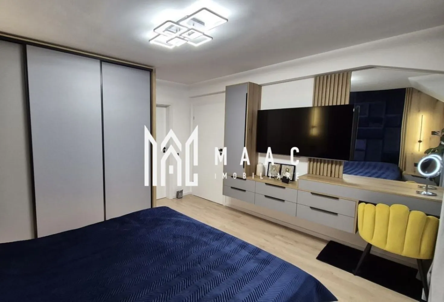 Apartament 4 Camere | 96 MPU | Cartierul Arhitecților - MAAC Imobiliare vă propune spre vânzare un apartament spațios, modern și eficient compartimentat, dispus pe două niveluri, ideal pentru o familie sau pentru investiție

Caracteristici principale
• suprafață utilă totală de 95,90 mp
• compartimentare pe două niveluri, practică și aerisită
• balcon generos de 10,30 mp
• imobil dotat cu lift

Compartimentare și dotări

Nivel 1
• living cu bucătărie open space
• 2 dormitoare (unul cu baie proprie cu cadă)
• baie cu duș
• balcon

Nivel 2
• dormitor spațios
• baie generoasă
• hol cu spații de depozitare

• acces între niveluri prin scară metalică cu trepte din lemn

Dotări și beneficii
• se vinde complet mobilat și utilat
• electrocasnice în garanție (TV-uri, mașină de spălat vase, frigider, congelator, plită cu inducție, cuptor, espressor, mașină de spălat rufe, uscător etc.)
• aer condiționat
• balcon amenajat cu grătar electric, masă și spații de depozitare
•un loc de parcare inclus
• acces securizat în parcare cu barieră

Beneficii
• ideal pentru familie numeroasă
• potrivit pentru investiție în regim rezidențial premium
• disponibil pentru mutare imediată

Pentru mai multe detalii sau pentru programarea unei vizionări, vă rugăm să ne contactați și să menționați ID-ul proprietății; CP3052097.