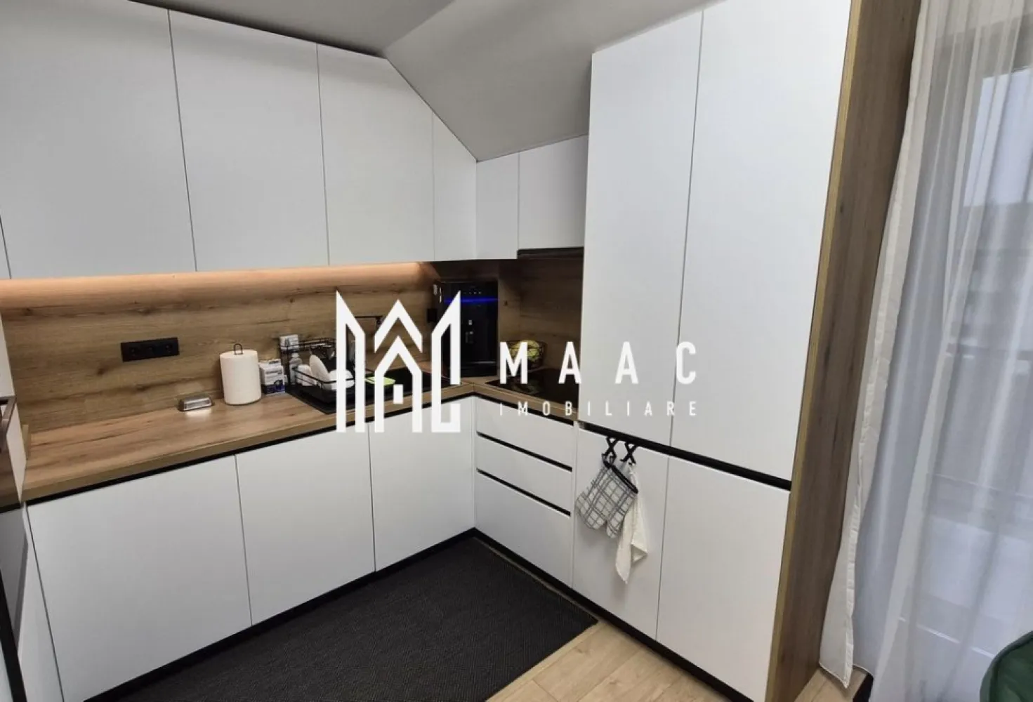 Apartament 4 Camere | 96 MPU | Cartierul Arhitecților - MAAC Imobiliare vă propune spre vânzare un apartament spațios, modern și eficient compartimentat, dispus pe două niveluri, ideal pentru o familie sau pentru investiție

Caracteristici principale
• suprafață utilă totală de 95,90 mp
• compartimentare pe două niveluri, practică și aerisită
• balcon generos de 10,30 mp
• imobil dotat cu lift

Compartimentare și dotări

Nivel 1
• living cu bucătărie open space
• 2 dormitoare (unul cu baie proprie cu cadă)
• baie cu duș
• balcon

Nivel 2
• dormitor spațios
• baie generoasă
• hol cu spații de depozitare

• acces între niveluri prin scară metalică cu trepte din lemn

Dotări și beneficii
• se vinde complet mobilat și utilat
• electrocasnice în garanție (TV-uri, mașină de spălat vase, frigider, congelator, plită cu inducție, cuptor, espressor, mașină de spălat rufe, uscător etc.)
• aer condiționat
• balcon amenajat cu grătar electric, masă și spații de depozitare
•un loc de parcare inclus
• acces securizat în parcare cu barieră

Beneficii
• ideal pentru familie numeroasă
• potrivit pentru investiție în regim rezidențial premium
• disponibil pentru mutare imediată

Pentru mai multe detalii sau pentru programarea unei vizionări, vă rugăm să ne contactați și să menționați ID-ul proprietății; CP3052097.