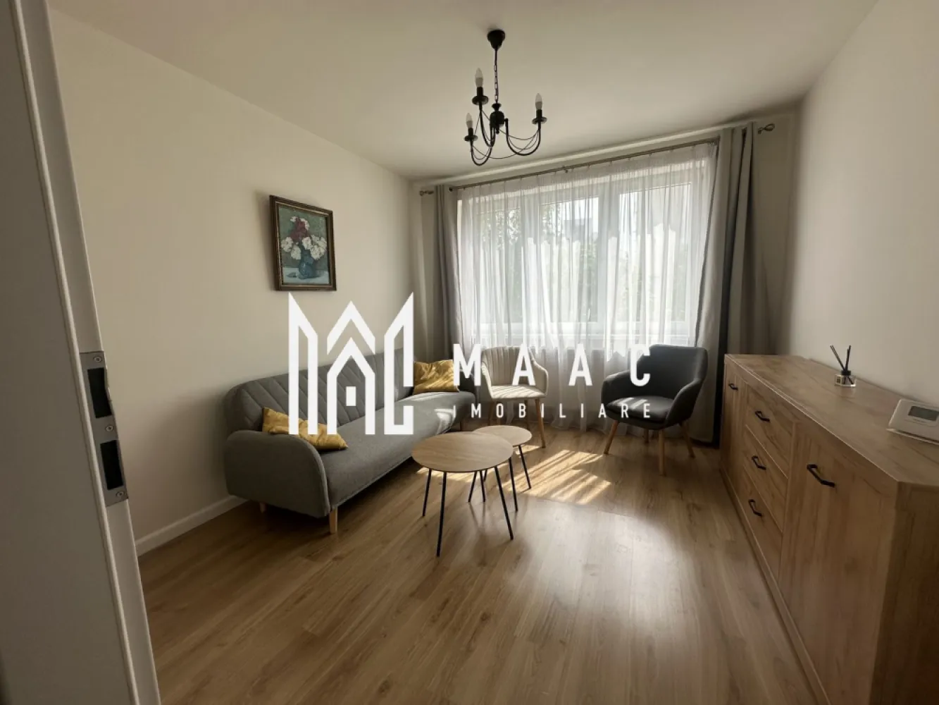 Apartament 3 Camere | Etaj 2 | 65 MPU | Central - MAAC Imobiliare vă propune spre închiriere un apartament bine compartimentat, ideal pentru un cuplu sau o familie, situat într-o zonă accesibilă, cu legături rapide către principalele puncte de interes.

Caracteristici principale
• suprafață utilă de 65 mp
• compartimentare practică
• situat la etajul 2 din 4
• disponibil imediat
• preț: 500 euro/lună

Compartimentare
• living luminos
• 1 dormitor matrimonial
• 1 cameră suplimentară (poate fi utilizată ca dormitor sau birou)
• bucătărie
• baie
• hol

Localizare și avantaje
• zonă liniștită și accesibilă
• acces facil către magazine, școli și transport în comun
• conexiune rapidă către principalele zone ale orașului

Pentru mai multe detalii sau pentru programarea unei vizionări, vă rugăm să ne contactați și să menționați ID-ul proprietății; CP3053881.