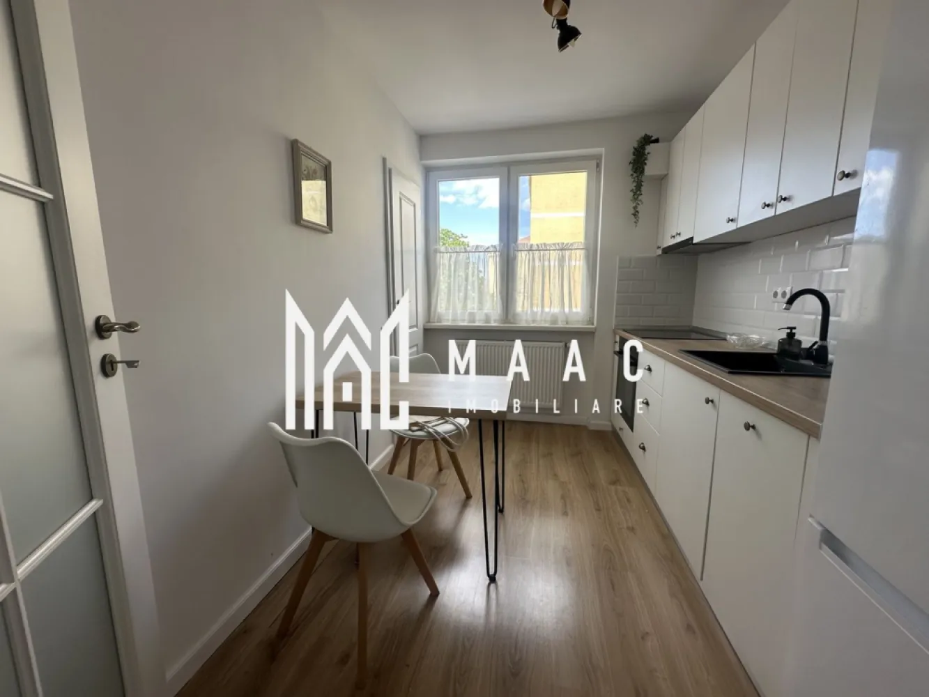 Apartament 3 Camere | Etaj 2 | 65 MPU | Central - MAAC Imobiliare vă propune spre închiriere un apartament bine compartimentat, ideal pentru un cuplu sau o familie, situat într-o zonă accesibilă, cu legături rapide către principalele puncte de interes.

Caracteristici principale
• suprafață utilă de 65 mp
• compartimentare practică
• situat la etajul 2 din 4
• disponibil imediat
• preț: 500 euro/lună

Compartimentare
• living luminos
• 1 dormitor matrimonial
• 1 cameră suplimentară (poate fi utilizată ca dormitor sau birou)
• bucătărie
• baie
• hol

Localizare și avantaje
• zonă liniștită și accesibilă
• acces facil către magazine, școli și transport în comun
• conexiune rapidă către principalele zone ale orașului

Pentru mai multe detalii sau pentru programarea unei vizionări, vă rugăm să ne contactați și să menționați ID-ul proprietății; CP3053881.