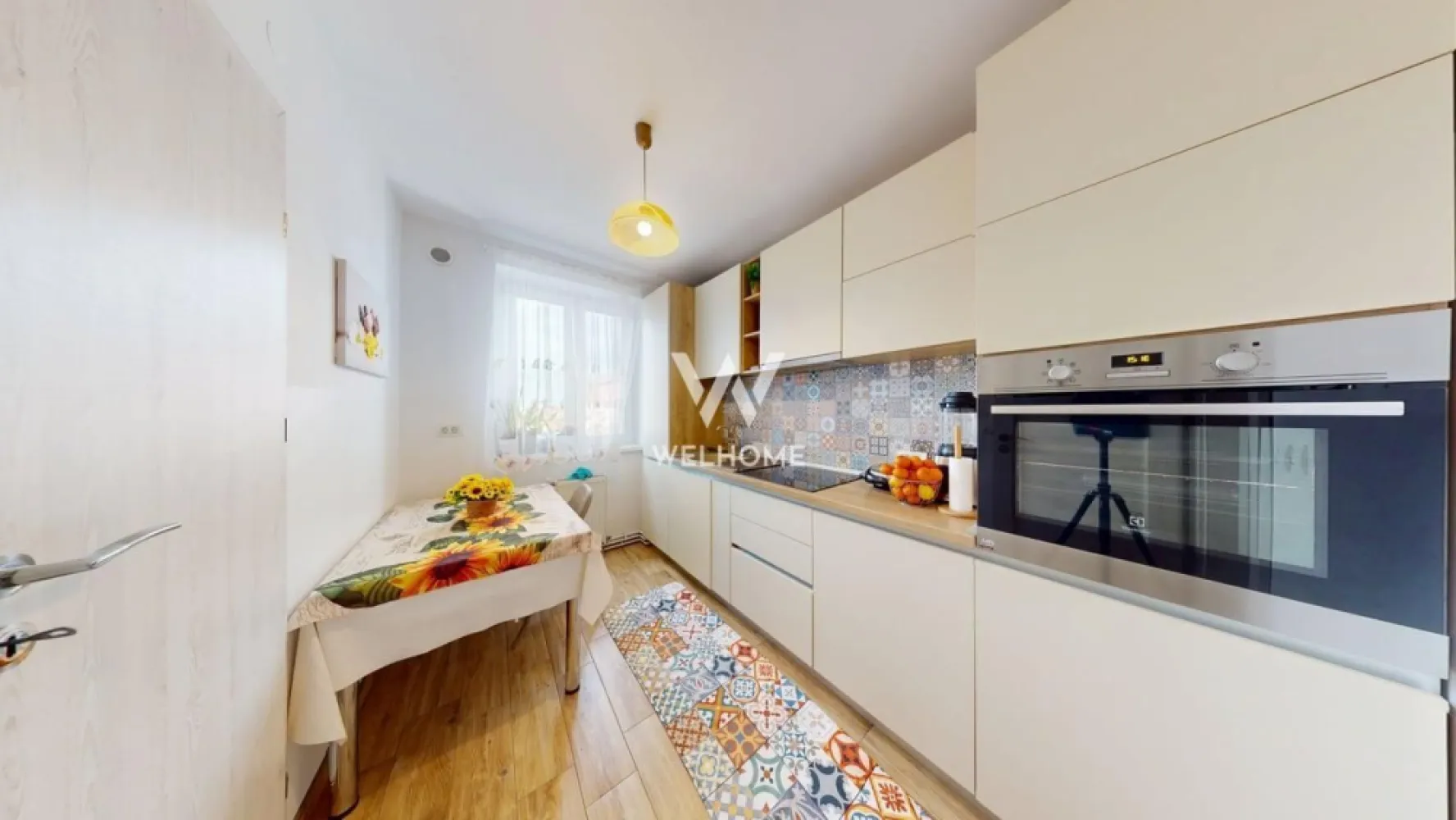 Apartament 3 camere renovat complet - Rahovei - Vă propunem spre vânzare un apartament modern cu 3 camere, semidecomandat, cu o suprafață utilă de 63 mp, situat la etajul 4 din 4 al unui imobil solid construit din cărămidă și prevăzut cu acoperiș.
Locuința este complet renovată și amenajată cu finisaje de înaltă calitate, fiind ideală atât pentru locuit, cât și pentru investiție.
Apartamentul se află într-o zonă foarte bine poziționată, aproape de centrul orașului, cu acces rapid la numeroase puncte de interes: magazine, Grădinița nr. 33, Școala nr. 21, clinici medicale, hipermarketuri și Mall Șelimbăr. De asemenea, în apropiere se află stații pentru transportul public, facilitând deplasarea rapidă în oraș.
Compartimentare:
 • bucătărie separată, complet mobilată și utilată, cu debara;
 • dormitor matrimonial cu pat și dressing.
 • living spațios cu colțar extensibil;
 • dormitor amenajat cu mobilier pentru copii;
 • hol intermediar cu spațiu generos pentru depozitare;
 • baie modernă cu duș tip walk-in, rigolă, ușă culisantă din sticlă, încălzire în pardoseală și mobilier;
 • dormitor matrimonial cu pat și dressing.
Apartamentul beneficiază și de îmbunătățiri termice importante: izolație exterioară de 10 cm și ferestre Salamander cu trei foi, oferind un confort termic ridicat și eficiență energetică.
Prețul imobilului este negociabil, iar achiziția se poate realiza atât din surse proprii, cât și prin credit bancar. 
Pret: 127 000 EURO 
Telefon: 0756 094 405
