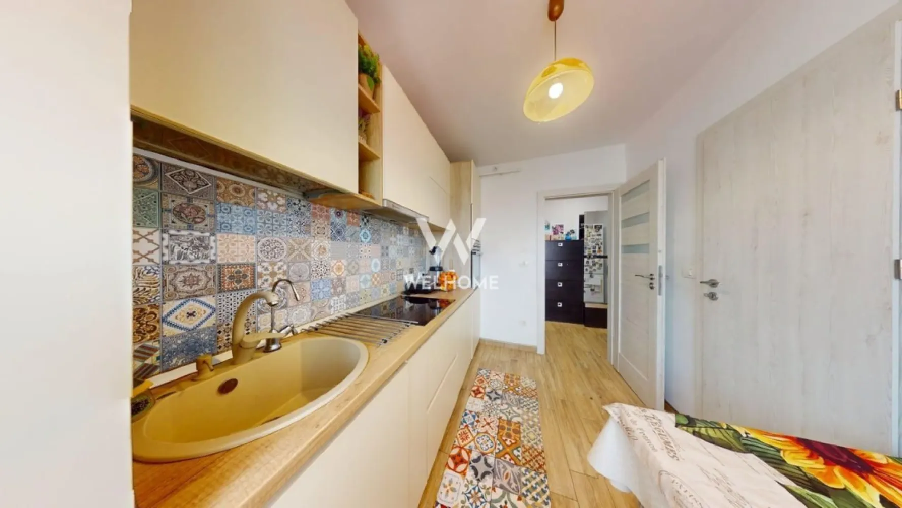 Apartament 3 camere renovat complet - Rahovei - Vă propunem spre vânzare un apartament modern cu 3 camere, semidecomandat, cu o suprafață utilă de 63 mp, situat la etajul 4 din 4 al unui imobil solid construit din cărămidă și prevăzut cu acoperiș.
Locuința este complet renovată și amenajată cu finisaje de înaltă calitate, fiind ideală atât pentru locuit, cât și pentru investiție.
Apartamentul se află într-o zonă foarte bine poziționată, aproape de centrul orașului, cu acces rapid la numeroase puncte de interes: magazine, Grădinița nr. 33, Școala nr. 21, clinici medicale, hipermarketuri și Mall Șelimbăr. De asemenea, în apropiere se află stații pentru transportul public, facilitând deplasarea rapidă în oraș.
Compartimentare:
 • bucătărie separată, complet mobilată și utilată, cu debara;
 • dormitor matrimonial cu pat și dressing.
 • living spațios cu colțar extensibil;
 • dormitor amenajat cu mobilier pentru copii;
 • hol intermediar cu spațiu generos pentru depozitare;
 • baie modernă cu duș tip walk-in, rigolă, ușă culisantă din sticlă, încălzire în pardoseală și mobilier;
 • dormitor matrimonial cu pat și dressing.
Apartamentul beneficiază și de îmbunătățiri termice importante: izolație exterioară de 10 cm și ferestre Salamander cu trei foi, oferind un confort termic ridicat și eficiență energetică.
Prețul imobilului este negociabil, iar achiziția se poate realiza atât din surse proprii, cât și prin credit bancar. 
Pret: 127 000 EURO 
Telefon: 0756 094 405