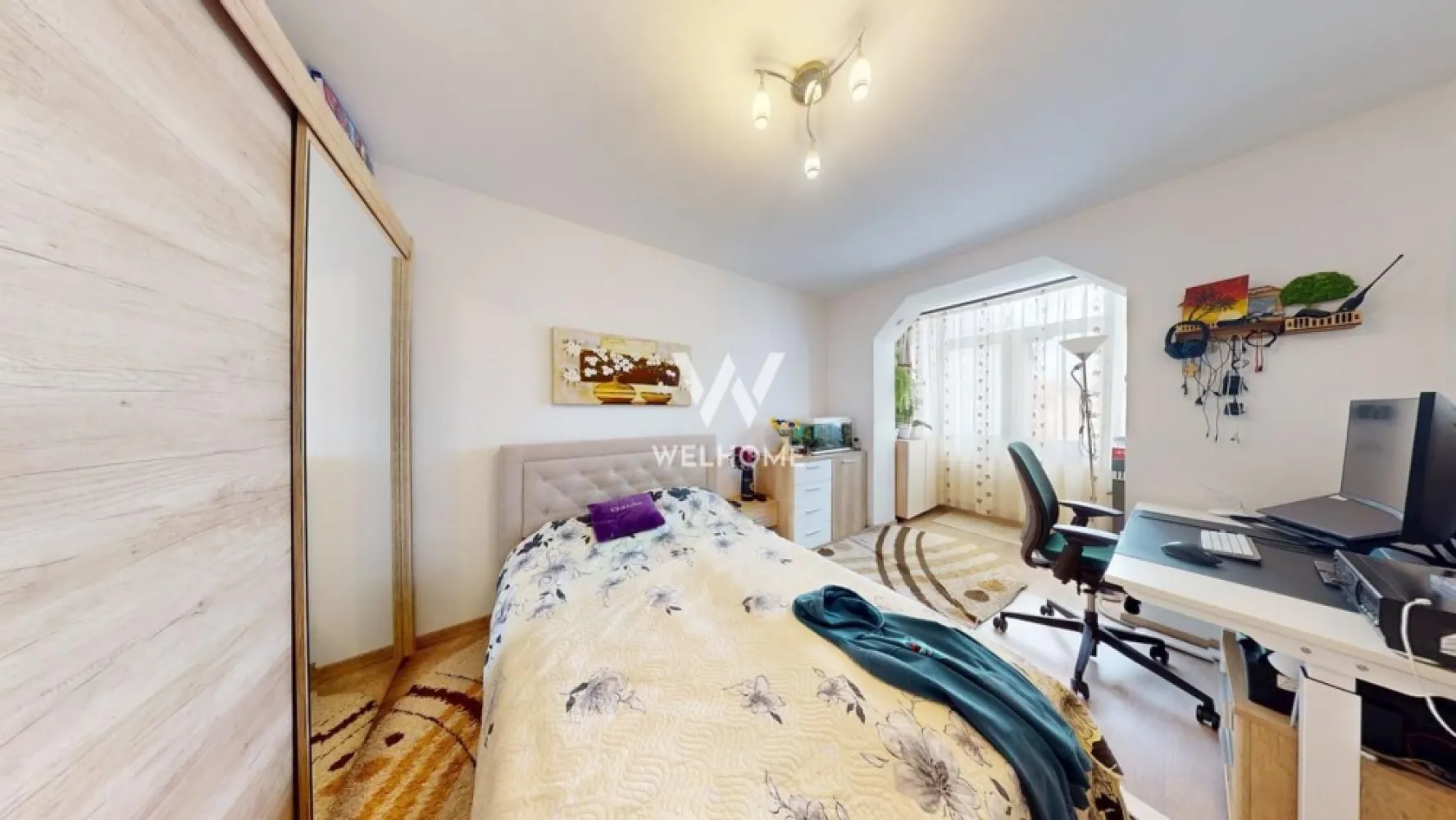 Apartament 3 camere renovat complet - Rahovei - Vă propunem spre vânzare un apartament modern cu 3 camere, semidecomandat, cu o suprafață utilă de 63 mp, situat la etajul 4 din 4 al unui imobil solid construit din cărămidă și prevăzut cu acoperiș.
Locuința este complet renovată și amenajată cu finisaje de înaltă calitate, fiind ideală atât pentru locuit, cât și pentru investiție.
Apartamentul se află într-o zonă foarte bine poziționată, aproape de centrul orașului, cu acces rapid la numeroase puncte de interes: magazine, Grădinița nr. 33, Școala nr. 21, clinici medicale, hipermarketuri și Mall Șelimbăr. De asemenea, în apropiere se află stații pentru transportul public, facilitând deplasarea rapidă în oraș.
Compartimentare:
 • bucătărie separată, complet mobilată și utilată, cu debara;
 • dormitor matrimonial cu pat și dressing.
 • living spațios cu colțar extensibil;
 • dormitor amenajat cu mobilier pentru copii;
 • hol intermediar cu spațiu generos pentru depozitare;
 • baie modernă cu duș tip walk-in, rigolă, ușă culisantă din sticlă, încălzire în pardoseală și mobilier;
 • dormitor matrimonial cu pat și dressing.
Apartamentul beneficiază și de îmbunătățiri termice importante: izolație exterioară de 10 cm și ferestre Salamander cu trei foi, oferind un confort termic ridicat și eficiență energetică.
Prețul imobilului este negociabil, iar achiziția se poate realiza atât din surse proprii, cât și prin credit bancar. 
Pret: 127 000 EURO 
Telefon: 0756 094 405