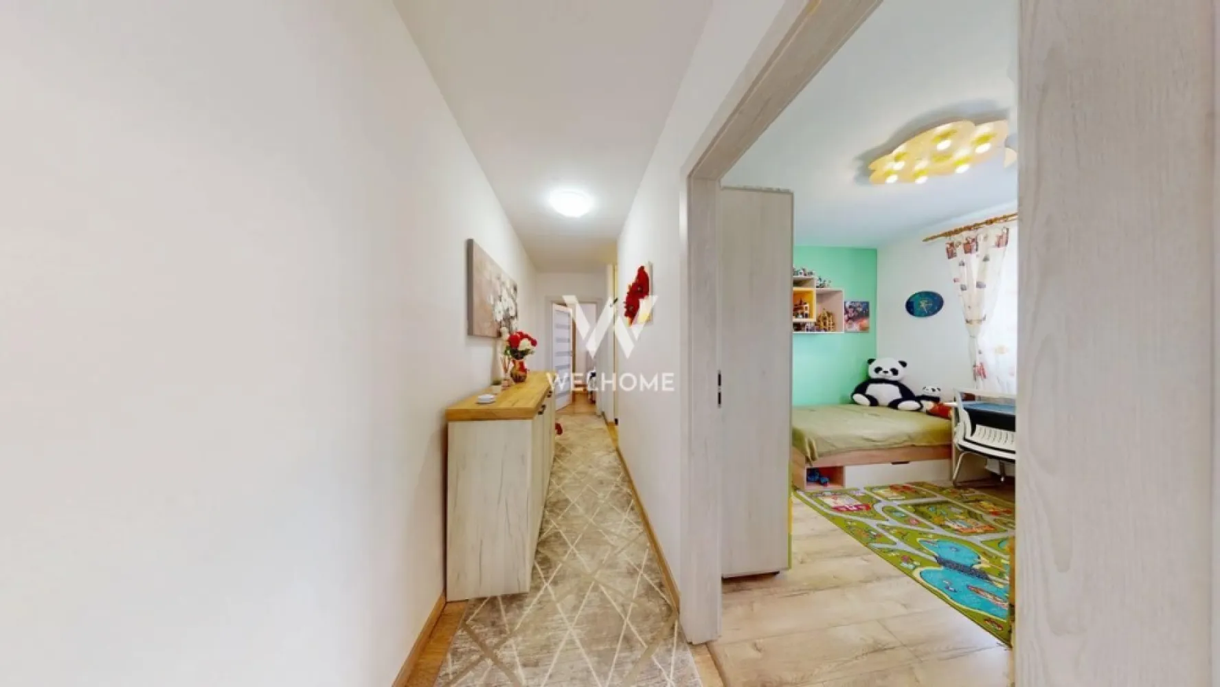Apartament 3 camere renovat complet - Rahovei - Vă propunem spre vânzare un apartament modern cu 3 camere, semidecomandat, cu o suprafață utilă de 63 mp, situat la etajul 4 din 4 al unui imobil solid construit din cărămidă și prevăzut cu acoperiș.
Locuința este complet renovată și amenajată cu finisaje de înaltă calitate, fiind ideală atât pentru locuit, cât și pentru investiție.
Apartamentul se află într-o zonă foarte bine poziționată, aproape de centrul orașului, cu acces rapid la numeroase puncte de interes: magazine, Grădinița nr. 33, Școala nr. 21, clinici medicale, hipermarketuri și Mall Șelimbăr. De asemenea, în apropiere se află stații pentru transportul public, facilitând deplasarea rapidă în oraș.
Compartimentare:
 • bucătărie separată, complet mobilată și utilată, cu debara;
 • dormitor matrimonial cu pat și dressing.
 • living spațios cu colțar extensibil;
 • dormitor amenajat cu mobilier pentru copii;
 • hol intermediar cu spațiu generos pentru depozitare;
 • baie modernă cu duș tip walk-in, rigolă, ușă culisantă din sticlă, încălzire în pardoseală și mobilier;
 • dormitor matrimonial cu pat și dressing.
Apartamentul beneficiază și de îmbunătățiri termice importante: izolație exterioară de 10 cm și ferestre Salamander cu trei foi, oferind un confort termic ridicat și eficiență energetică.
Prețul imobilului este negociabil, iar achiziția se poate realiza atât din surse proprii, cât și prin credit bancar. 
Pret: 127 000 EURO 
Telefon: 0756 094 405