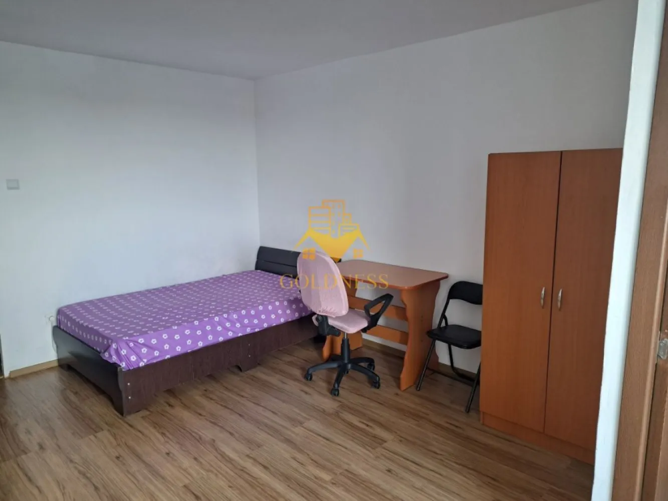 1 camera, Manastur, Grigore Alexandrescu, Flora, MC, Panemar, Profi - GOLDNESS Imobiliare vă propune spre închiriere un apartament cu 1 camere complet mobilat și utilat, la etajul 9 într-un imobil de 10 etaje cu 2 lifturi, în Cartierul Manastur.
Se află în apropierea stațiilor de transport în comun, magazine, restaurante, spații verzi, farmacii, etc. 

Apartamentul este compartimentat astfel:
 - camera cu pat matrimonial, dressing, noptiere
 - bucătărie complet utilată și mobilată
 - baie cu cabina de dus, calorifer port prosop și dulap pentru depozitare.
 - balcon închis 3mp.

Imobilul este dotat cu toate cele necesare- termoficare, frigider, aragaz, hotă, mașină de spălat haine, etc. 

Dacă sunteți interesați de acest apartament și doriți să îl vizionați, dar și pentru alte oferte nu ezitați să ne contactați telefonic sau prin e-mail. Vă stăm la dispoziție!
Pentru intermediere se percepe un comision de 50% din prețul chiriei!