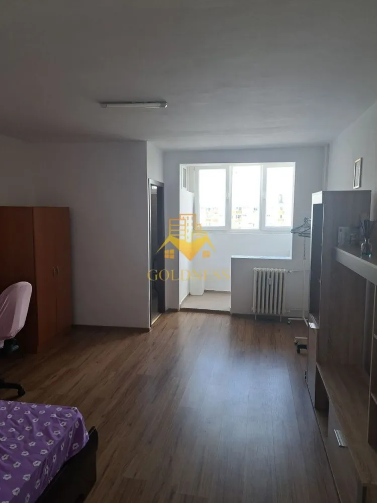 1 camera, Manastur, Grigore Alexandrescu, Flora, MC, Panemar, Profi - GOLDNESS Imobiliare vă propune spre închiriere un apartament cu 1 camere complet mobilat și utilat, la etajul 9 într-un imobil de 10 etaje cu 2 lifturi, în Cartierul Manastur.
Se află în apropierea stațiilor de transport în comun, magazine, restaurante, spații verzi, farmacii, etc. 

Apartamentul este compartimentat astfel:
 - camera cu pat matrimonial, dressing, noptiere
 - bucătărie complet utilată și mobilată
 - baie cu cabina de dus, calorifer port prosop și dulap pentru depozitare.
 - balcon închis 3mp.

Imobilul este dotat cu toate cele necesare- termoficare, frigider, aragaz, hotă, mașină de spălat haine, etc. 

Dacă sunteți interesați de acest apartament și doriți să îl vizionați, dar și pentru alte oferte nu ezitați să ne contactați telefonic sau prin e-mail. Vă stăm la dispoziție!
Pentru intermediere se percepe un comision de 50% din prețul chiriei!