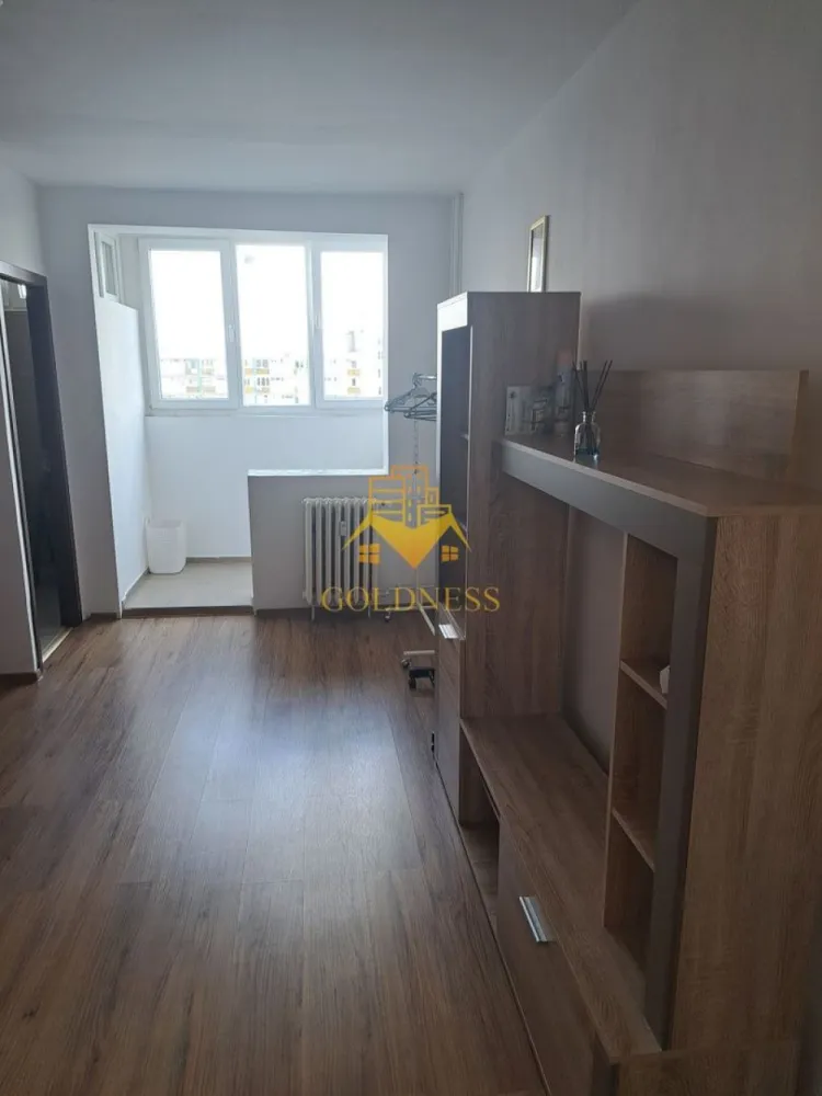 1 camera, Manastur, Grigore Alexandrescu, Flora, MC, Panemar, Profi - GOLDNESS Imobiliare vă propune spre închiriere un apartament cu 1 camere complet mobilat și utilat, la etajul 9 într-un imobil de 10 etaje cu 2 lifturi, în Cartierul Manastur.
Se află în apropierea stațiilor de transport în comun, magazine, restaurante, spații verzi, farmacii, etc. 

Apartamentul este compartimentat astfel:
 - camera cu pat matrimonial, dressing, noptiere
 - bucătărie complet utilată și mobilată
 - baie cu cabina de dus, calorifer port prosop și dulap pentru depozitare.
 - balcon închis 3mp.

Imobilul este dotat cu toate cele necesare- termoficare, frigider, aragaz, hotă, mașină de spălat haine, etc. 

Dacă sunteți interesați de acest apartament și doriți să îl vizionați, dar și pentru alte oferte nu ezitați să ne contactați telefonic sau prin e-mail. Vă stăm la dispoziție!
Pentru intermediere se percepe un comision de 50% din prețul chiriei!