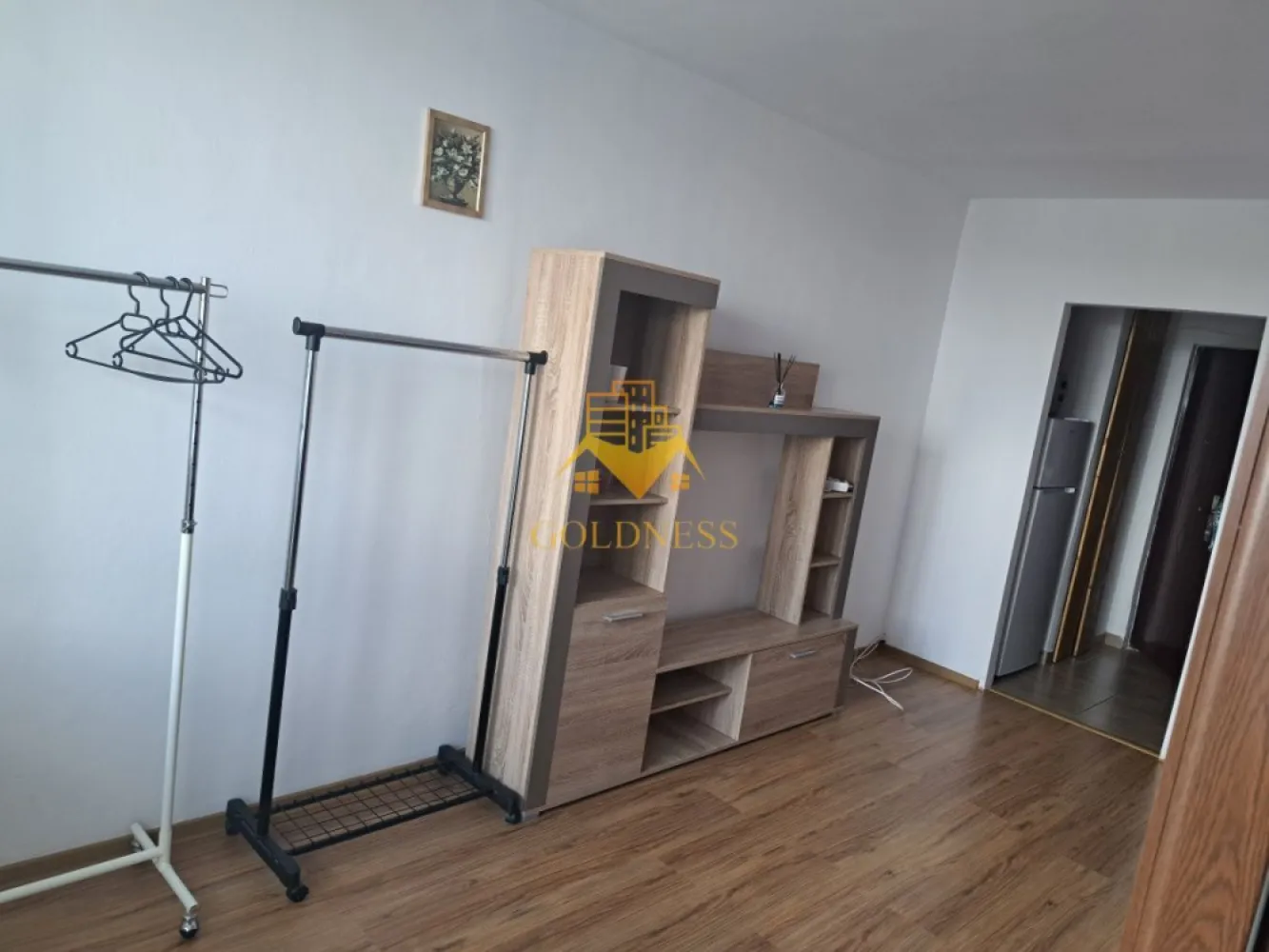 1 camera, Manastur, Grigore Alexandrescu, Flora, MC, Panemar, Profi - GOLDNESS Imobiliare vă propune spre închiriere un apartament cu 1 camere complet mobilat și utilat, la etajul 9 într-un imobil de 10 etaje cu 2 lifturi, în Cartierul Manastur.
Se află în apropierea stațiilor de transport în comun, magazine, restaurante, spații verzi, farmacii, etc. 

Apartamentul este compartimentat astfel:
 - camera cu pat matrimonial, dressing, noptiere
 - bucătărie complet utilată și mobilată
 - baie cu cabina de dus, calorifer port prosop și dulap pentru depozitare.
 - balcon închis 3mp.

Imobilul este dotat cu toate cele necesare- termoficare, frigider, aragaz, hotă, mașină de spălat haine, etc. 

Dacă sunteți interesați de acest apartament și doriți să îl vizionați, dar și pentru alte oferte nu ezitați să ne contactați telefonic sau prin e-mail. Vă stăm la dispoziție!
Pentru intermediere se percepe un comision de 50% din prețul chiriei!