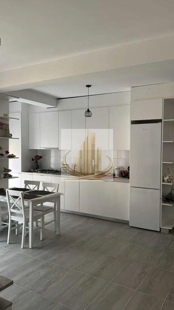 🏡 Apartament modern 2camere, Giroc - 🏡 Grand Mobilis Imobiliare vă propune spre vânzare un apartament cu 2 camere în Giroc – zona Lidl!

✨ Complet mobilat și utilat – totul este NOU și neutilizat!

📐 Compartimentare:
🛋️ Living + bucătărie open-space (cu posibilitate de închidere)
🛏️ Dormitor
🛁 Baie cu geam
🌞 Terasă închisă, ideală pentru birou sau spațiu de depozitare

🍽️ Bucătărie complet echipată:
✅ Frigider
✅ Mașină de spălat vase
✅ Cuptor + cuptor cu microunde încorporat
✅ Plită pe gaz
✅ Hotă
✅ Mobilier realizat la comandă

🏠 Dotări:
🔥 Încălzire în pardoseală
♨️ Centrală proprie
🪟 Rulouri exterioare la toate geamurile
🚗 Loc de parcare inclus
🌿 Grădină de aproximativ 5 mp

☀️ Apartamentul este orientat spre sud, beneficiind de lumină naturală pe tot parcursul zilei și oferă un plus de intimitate, având vecini doar deasupra.

📏 Suprafață: 51 mp utili + terasă de 5,5 mp

💶 Preț: 97.000 € negociabil

📞 Pentru mai multe informații și programarea unei vizionări, contactează echipa Grand Mobilis Imobiliare! 🏡✨
ID intern CP3232093