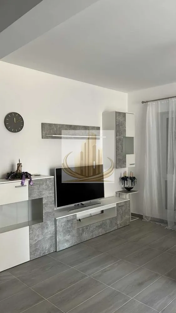 🏡 Apartament modern 2camere, Giroc - 🏡 Grand Mobilis Imobiliare vă propune spre vânzare un apartament cu 2 camere în Giroc – zona Lidl!

✨ Complet mobilat și utilat – totul este NOU și neutilizat!

📐 Compartimentare:
🛋️ Living + bucătărie open-space (cu posibilitate de închidere)
🛏️ Dormitor
🛁 Baie cu geam
🌞 Terasă închisă, ideală pentru birou sau spațiu de depozitare

🍽️ Bucătărie complet echipată:
✅ Frigider
✅ Mașină de spălat vase
✅ Cuptor + cuptor cu microunde încorporat
✅ Plită pe gaz
✅ Hotă
✅ Mobilier realizat la comandă

🏠 Dotări:
🔥 Încălzire în pardoseală
♨️ Centrală proprie
🪟 Rulouri exterioare la toate geamurile
🚗 Loc de parcare inclus
🌿 Grădină de aproximativ 5 mp

☀️ Apartamentul este orientat spre sud, beneficiind de lumină naturală pe tot parcursul zilei și oferă un plus de intimitate, având vecini doar deasupra.

📏 Suprafață: 51 mp utili + terasă de 5,5 mp

💶 Preț: 97.000 € negociabil

📞 Pentru mai multe informații și programarea unei vizionări, contactează echipa Grand Mobilis Imobiliare! 🏡✨
ID intern CP3232093