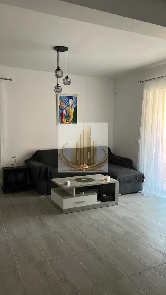 🏡 Apartament modern 2camere, Giroc - 🏡 Grand Mobilis Imobiliare vă propune spre vânzare un apartament cu 2 camere în Giroc – zona Lidl!

✨ Complet mobilat și utilat – totul este NOU și neutilizat!

📐 Compartimentare:
🛋️ Living + bucătărie open-space (cu posibilitate de închidere)
🛏️ Dormitor
🛁 Baie cu geam
🌞 Terasă închisă, ideală pentru birou sau spațiu de depozitare

🍽️ Bucătărie complet echipată:
✅ Frigider
✅ Mașină de spălat vase
✅ Cuptor + cuptor cu microunde încorporat
✅ Plită pe gaz
✅ Hotă
✅ Mobilier realizat la comandă

🏠 Dotări:
🔥 Încălzire în pardoseală
♨️ Centrală proprie
🪟 Rulouri exterioare la toate geamurile
🚗 Loc de parcare inclus
🌿 Grădină de aproximativ 5 mp

☀️ Apartamentul este orientat spre sud, beneficiind de lumină naturală pe tot parcursul zilei și oferă un plus de intimitate, având vecini doar deasupra.

📏 Suprafață: 51 mp utili + terasă de 5,5 mp

💶 Preț: 97.000 € negociabil

📞 Pentru mai multe informații și programarea unei vizionări, contactează echipa Grand Mobilis Imobiliare! 🏡✨
ID intern CP3232093