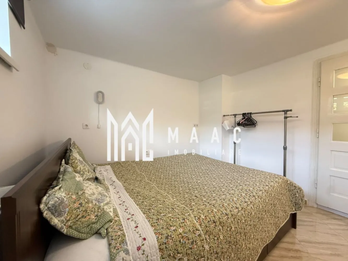 Garsoniera | Curte | Renovata | Moderna | Sub Arini - MAAC Imobiliare ofera spre inchiriere garsoniera/ studio, la casa, cu acces la curte, de inchiriat, complet mobilata si utilata, in zona parcului Sub Arini.

*Curentul electric, apa si canalul sunt incluse in pretul chiriei.

Garsoniera este alcatuita dintr-un dormitor cu pat dublu, bucatarie cu toate facilitatile, baie si un spatiu de depozitare. 

Aceasta are acces la curte, unde este montat sistem de supraveghere video.

Amplasamentul imobilului este avantajos, aflandu-se pe o strada paralela cu Calea Dumbravii, o zona linistita de case, la cateva minute de Parcul Sub Arini.

Se percepe o chirie in avans si garantie in cuantumul unei chirii lunare. Disponibilitate imedita.

Pentru mai multe detalii sau pentru a programa o vizionare, va rugam specificati telefonic: CP3232066
