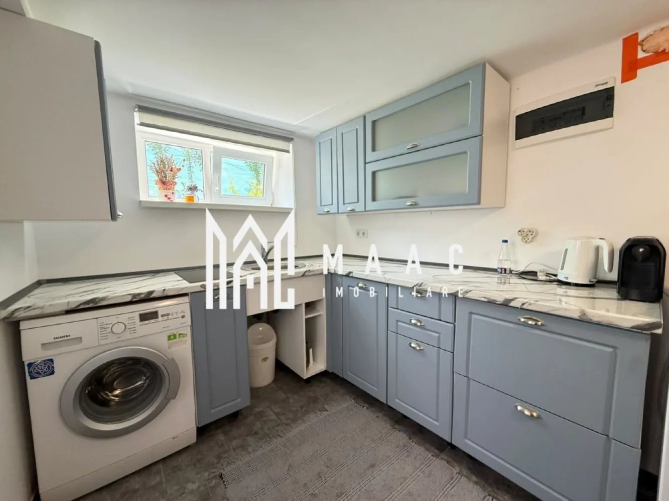 Garsoniera | Curte | Renovata | Moderna | Sub Arini - MAAC Imobiliare ofera spre inchiriere garsoniera/ studio, la casa, cu acces la curte, de inchiriat, complet mobilata si utilata, in zona parcului Sub Arini.

*Curentul electric, apa si canalul sunt incluse in pretul chiriei.

Garsoniera este alcatuita dintr-un dormitor cu pat dublu, bucatarie cu toate facilitatile, baie si un spatiu de depozitare. 

Aceasta are acces la curte, unde este montat sistem de supraveghere video.

Amplasamentul imobilului este avantajos, aflandu-se pe o strada paralela cu Calea Dumbravii, o zona linistita de case, la cateva minute de Parcul Sub Arini.

Se percepe o chirie in avans si garantie in cuantumul unei chirii lunare. Disponibilitate imedita.

Pentru mai multe detalii sau pentru a programa o vizionare, va rugam specificati telefonic: CP3232066