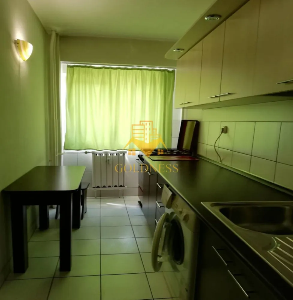 1 camera decomandata, Marasti, Dorobantilor, The Office, OMV, Lidl - GOLDNESS Imobiliare vă propune spre închiriere un apartament cu 1 camere complet mobilat și utilat, la etajul 2 într-un imobil de 4 etaje, în Cartierul Marasti.
Se află în apropierea stațiilor de transport în comun, magazine, restaurante, spații verzi, farmacii, etc. 

Apartamentul este compartimentat astfel:
 - camera cu canapea extensibila, dressing, noptiere
 - bucătărie complet utilată și mobilată
 - baie cu cabina de dus, calorifer port prosop și dulap pentru depozitare.
 - balcon 3mp

Imobilul este dotat cu toate cele necesare- termoficare cu repartitoare la calorifere, frigider, aragaz, hotă, mașină de spălat haine, etc. 

Dacă sunteți interesați de acest apartament și doriți să îl vizionați, dar și pentru alte oferte nu ezitați să ne contactați telefonic sau prin e-mail. Vă stăm la dispoziție!
Pentru intermediere se percepe un comision de 50% din prețul chiriei!
