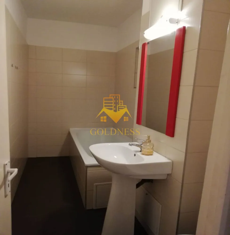 1 camera decomandata, Marasti, Dorobantilor, The Office, OMV, Lidl - GOLDNESS Imobiliare vă propune spre închiriere un apartament cu 1 camere complet mobilat și utilat, la etajul 2 într-un imobil de 4 etaje, în Cartierul Marasti.
Se află în apropierea stațiilor de transport în comun, magazine, restaurante, spații verzi, farmacii, etc. 

Apartamentul este compartimentat astfel:
 - camera cu canapea extensibila, dressing, noptiere
 - bucătărie complet utilată și mobilată
 - baie cu cabina de dus, calorifer port prosop și dulap pentru depozitare.
 - balcon 3mp

Imobilul este dotat cu toate cele necesare- termoficare cu repartitoare la calorifere, frigider, aragaz, hotă, mașină de spălat haine, etc. 

Dacă sunteți interesați de acest apartament și doriți să îl vizionați, dar și pentru alte oferte nu ezitați să ne contactați telefonic sau prin e-mail. Vă stăm la dispoziție!
Pentru intermediere se percepe un comision de 50% din prețul chiriei!
