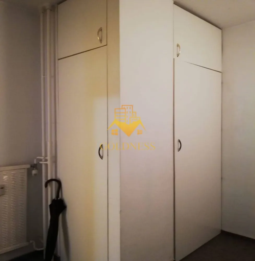 1 camera decomandata, Marasti, Dorobantilor, The Office, OMV, Lidl - GOLDNESS Imobiliare vă propune spre închiriere un apartament cu 1 camere complet mobilat și utilat, la etajul 2 într-un imobil de 4 etaje, în Cartierul Marasti.
Se află în apropierea stațiilor de transport în comun, magazine, restaurante, spații verzi, farmacii, etc. 

Apartamentul este compartimentat astfel:
 - camera cu canapea extensibila, dressing, noptiere
 - bucătărie complet utilată și mobilată
 - baie cu cabina de dus, calorifer port prosop și dulap pentru depozitare.
 - balcon 3mp

Imobilul este dotat cu toate cele necesare- termoficare cu repartitoare la calorifere, frigider, aragaz, hotă, mașină de spălat haine, etc. 

Dacă sunteți interesați de acest apartament și doriți să îl vizionați, dar și pentru alte oferte nu ezitați să ne contactați telefonic sau prin e-mail. Vă stăm la dispoziție!
Pentru intermediere se percepe un comision de 50% din prețul chiriei!