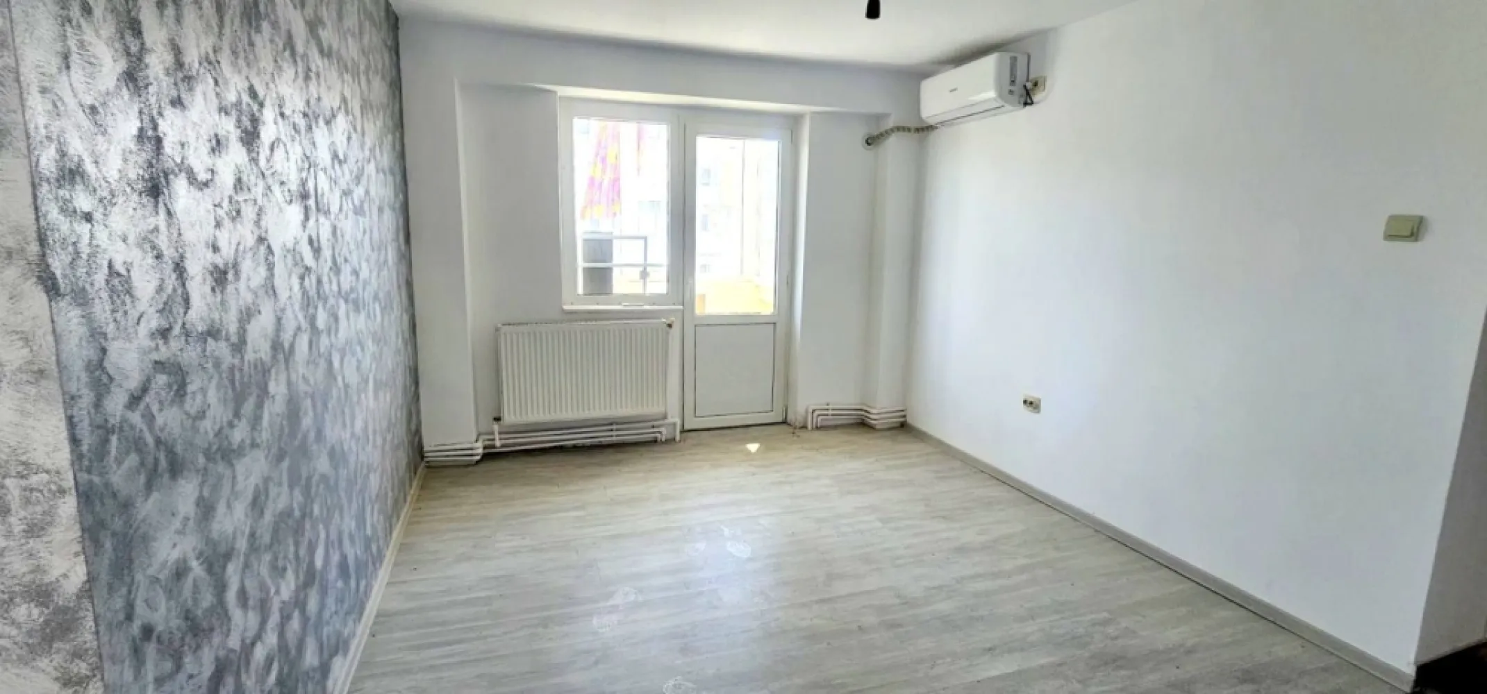 De vanzare apartament cu 2 camere, renovat, etaj9, Viziru 3, 43.000 euro - Agentia Mag Invest vă prezinta un apartament cu 2 camere, situat în cartierul Viziru 3, pe Aleea Cocorilor, o zonă liniștită și bine conectată la toate facilitățile de care aveți nevoie.
Cu o suprafață de 39 mp, apartamentul este renovat, oferind un spațiu primitor și funcțional, ideal atât pentru o locuință proprie, cât și pentru investiție.
Dotări și beneficii:
- Suprafață: 39 mp
- 2 camere
- Renovat
- Centrală termică proprie
- Ferestre cu geam termopan
- Gresie și faianță
- Finisaje îngrijite, gata pentru mutare
- Zonă cu acces rapid la magazine, școli, grădinițe, mijloace de transport și alte puncte de interes
Locuința reprezintă o alegere excelentă pentru cei care își doresc confort, într-o zonă apreciată a orașului.
Preț: 43.000 €
Comision de tranzactionare 1,5%.
Pentru mai multe informații sau pentru programarea unei vizionări, vă invităm să ne contactați 0740.949.871 Marian Ene!