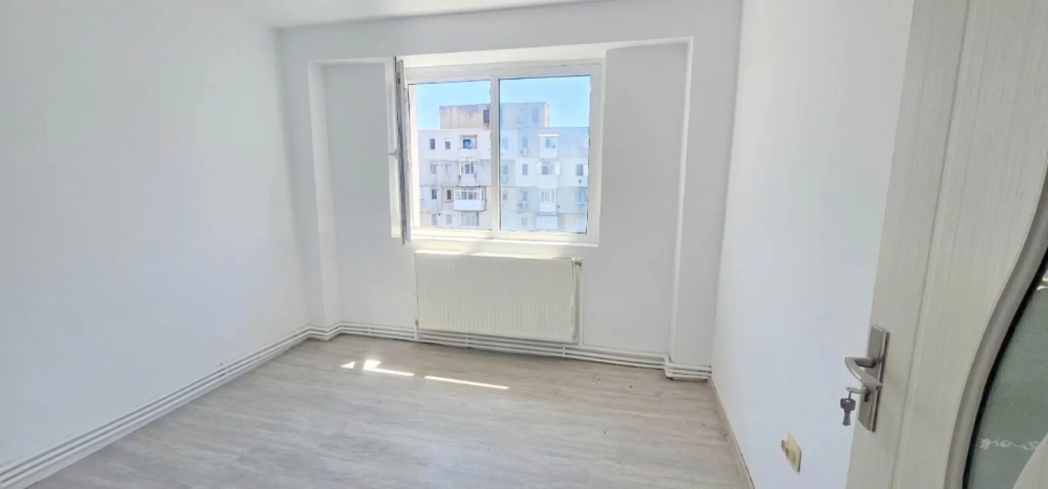 De vanzare apartament cu 2 camere, renovat, etaj9, Viziru 3, 43.000 euro - Agentia Mag Invest vă prezinta un apartament cu 2 camere, situat în cartierul Viziru 3, pe Aleea Cocorilor, o zonă liniștită și bine conectată la toate facilitățile de care aveți nevoie.
Cu o suprafață de 39 mp, apartamentul este renovat, oferind un spațiu primitor și funcțional, ideal atât pentru o locuință proprie, cât și pentru investiție.
Dotări și beneficii:
- Suprafață: 39 mp
- 2 camere
- Renovat
- Centrală termică proprie
- Ferestre cu geam termopan
- Gresie și faianță
- Finisaje îngrijite, gata pentru mutare
- Zonă cu acces rapid la magazine, școli, grădinițe, mijloace de transport și alte puncte de interes
Locuința reprezintă o alegere excelentă pentru cei care își doresc confort, într-o zonă apreciată a orașului.
Preț: 43.000 €
Comision de tranzactionare 1,5%.
Pentru mai multe informații sau pentru programarea unei vizionări, vă invităm să ne contactați 0740.949.871 Marian Ene!