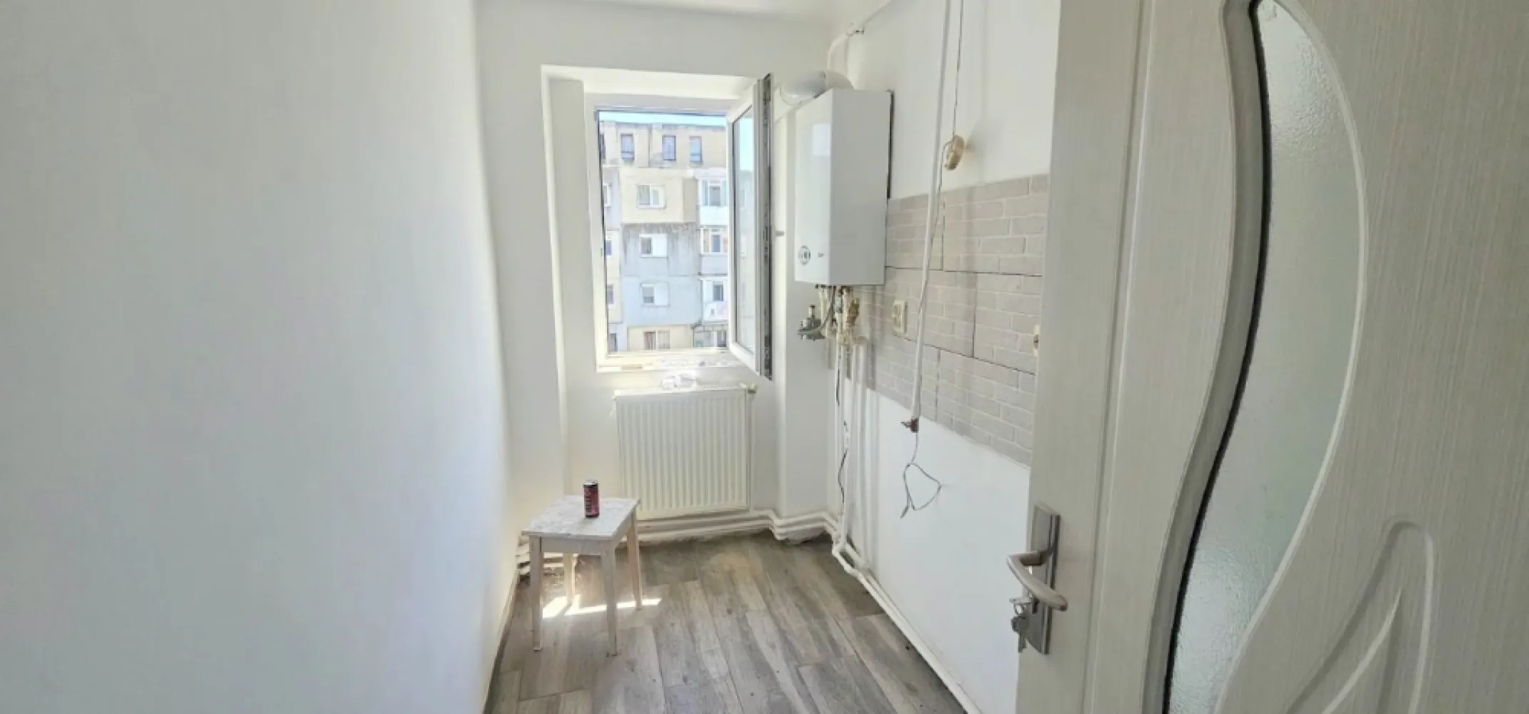 De vanzare apartament cu 2 camere, renovat, etaj9, Viziru 3, 43.000 euro - Agentia Mag Invest vă prezinta un apartament cu 2 camere, situat în cartierul Viziru 3, pe Aleea Cocorilor, o zonă liniștită și bine conectată la toate facilitățile de care aveți nevoie.
Cu o suprafață de 39 mp, apartamentul este renovat, oferind un spațiu primitor și funcțional, ideal atât pentru o locuință proprie, cât și pentru investiție.
Dotări și beneficii:
- Suprafață: 39 mp
- 2 camere
- Renovat
- Centrală termică proprie
- Ferestre cu geam termopan
- Gresie și faianță
- Finisaje îngrijite, gata pentru mutare
- Zonă cu acces rapid la magazine, școli, grădinițe, mijloace de transport și alte puncte de interes
Locuința reprezintă o alegere excelentă pentru cei care își doresc confort, într-o zonă apreciată a orașului.
Preț: 43.000 €
Comision de tranzactionare 1,5%.
Pentru mai multe informații sau pentru programarea unei vizionări, vă invităm să ne contactați 0740.949.871 Marian Ene!