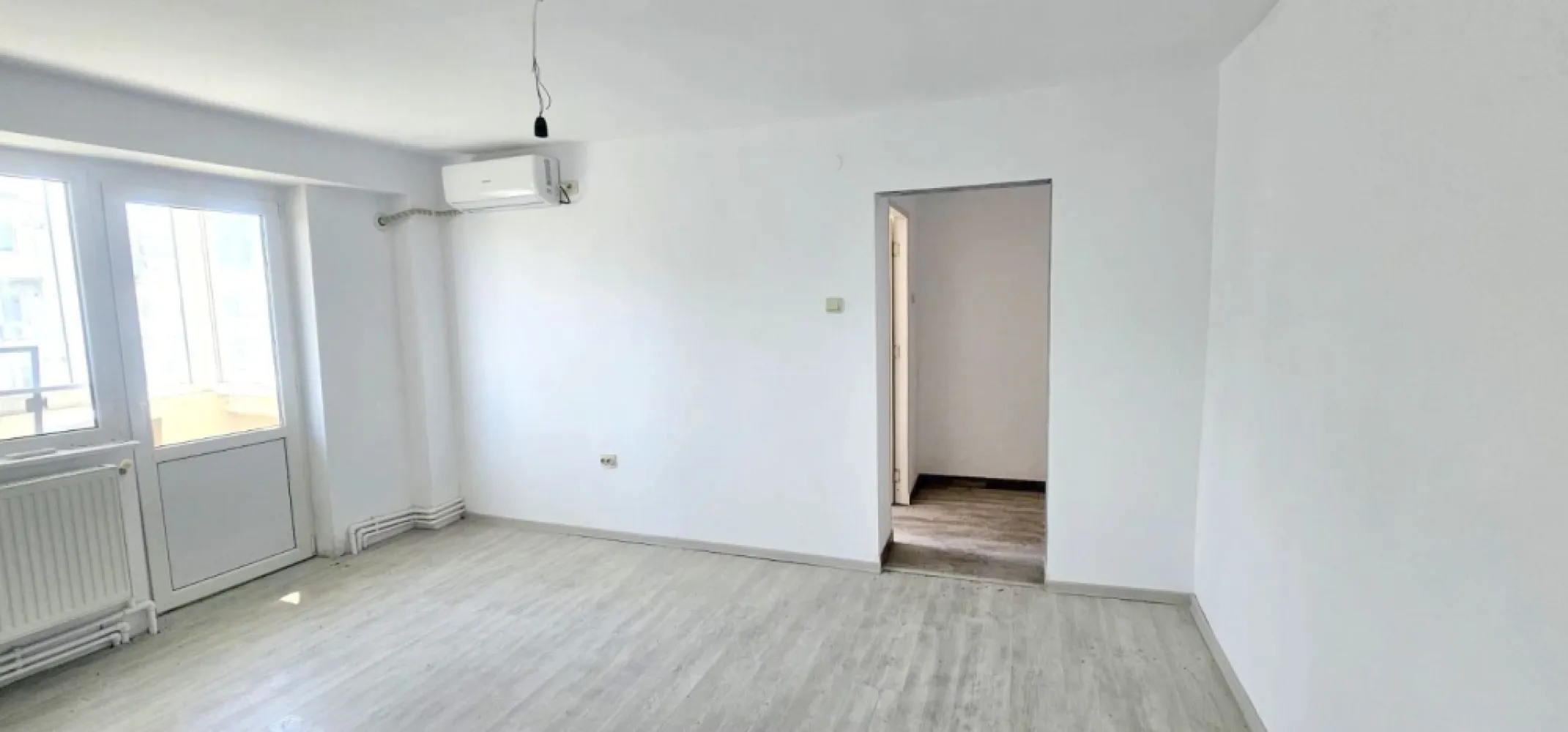 De vanzare apartament cu 2 camere, renovat, etaj9, Viziru 3, 43.000 euro - Agentia Mag Invest vă prezinta un apartament cu 2 camere, situat în cartierul Viziru 3, pe Aleea Cocorilor, o zonă liniștită și bine conectată la toate facilitățile de care aveți nevoie.
Cu o suprafață de 39 mp, apartamentul este renovat, oferind un spațiu primitor și funcțional, ideal atât pentru o locuință proprie, cât și pentru investiție.
Dotări și beneficii:
- Suprafață: 39 mp
- 2 camere
- Renovat
- Centrală termică proprie
- Ferestre cu geam termopan
- Gresie și faianță
- Finisaje îngrijite, gata pentru mutare
- Zonă cu acces rapid la magazine, școli, grădinițe, mijloace de transport și alte puncte de interes
Locuința reprezintă o alegere excelentă pentru cei care își doresc confort, într-o zonă apreciată a orașului.
Preț: 43.000 €
Comision de tranzactionare 1,5%.
Pentru mai multe informații sau pentru programarea unei vizionări, vă invităm să ne contactați 0740.949.871 Marian Ene!