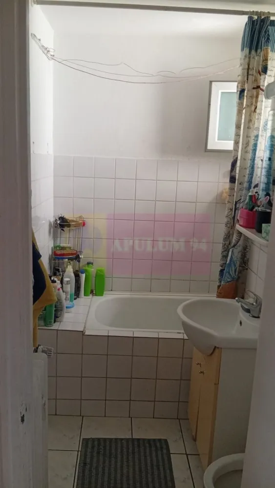 Apartament 2 camere Titan- Piata Salajan. - Compania imobiliara Apulum94 va propune un apartament de 2 camere confort 2, situat in zona Titan, in apropiere de Piata Salajan.
Imobilul este reabilitat termic, este curat, cu vecini civilizati si are camere video. 
Apartamentul este curat, semidecomadat si are o suprafata de 37 mp cu tot cu balcon. 
Are gresie, faianta, parchet, termopan, repartitoare, apometre. 
Pentru vizionare si alte detalii nu ezitati sa ma contactati pe nr 0733683446- Laura Ionescu.
