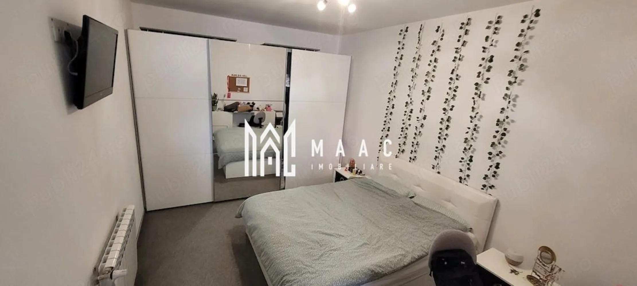 Apartament 2 camere decomandat | Ultracentral | parter, parcare - Apartament de închiriat în Sibiu, în zona Ultracentrală, cu 2 camere decomandate, 45 mp utili, poziționat la parter, cu loc de parcare și prima închiriere, aproape de Teatrul Gong.

Detalii proprietate:
• Suprafață utilă: 45 mp
• Compartimentare: apartament decomandat cu living și bucătărie, dormitor și baie cu geam
• Poziționare la parter
• An construcție: 1980
• Se închiriază mobilat și utilat complet
• Baie cu geam pentru aerisire naturală
• Loc de parcare inclus
• Curte comună, cu măsuță și scaune
• Prima închiriere
• Nu se acceptă animale de companie

Localizare și acces:
Proprietatea este amplasată în zona Ultracentrală din Sibiu, în apropiere de Teatrul Gong, cu acces rapid către punctele centrale ale orașului. Configurația la parter și poziționarea ultracentrală o fac practică pentru locuire pe termen lung, iar curtea comună adaugă un spațiu exterior util.

Cod anunț CP3227677. Contactați echipa MAAC Imobiliare pentru o vizionare și pentru detalii despre condițiile de închiriere pe termen lung.
