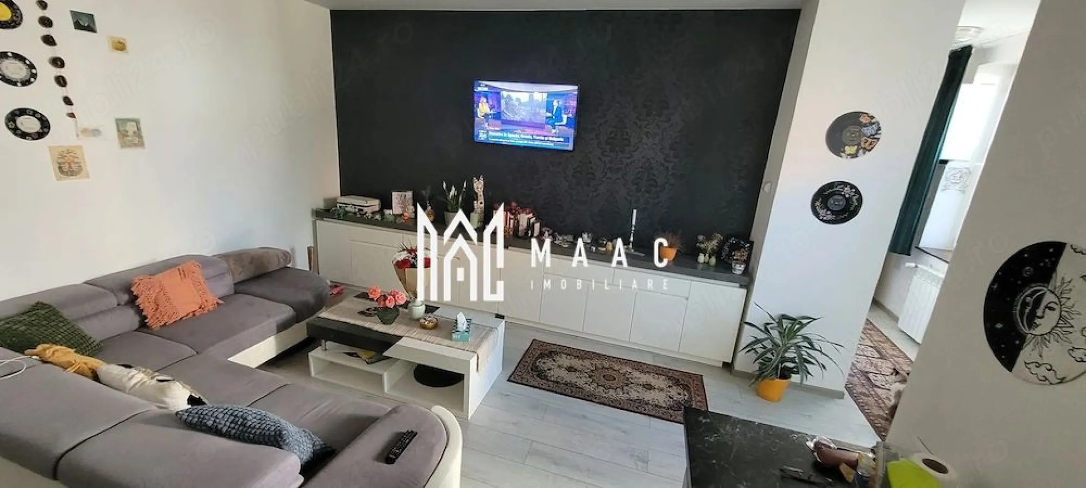 Apartament 2 camere decomandat | Ultracentral | parter, parcare - Apartament de închiriat în Sibiu, în zona Ultracentrală, cu 2 camere decomandate, 45 mp utili, poziționat la parter, cu loc de parcare și prima închiriere, aproape de Teatrul Gong.

Detalii proprietate:
• Suprafață utilă: 45 mp
• Compartimentare: apartament decomandat cu living și bucătărie, dormitor și baie cu geam
• Poziționare la parter
• An construcție: 1980
• Se închiriază mobilat și utilat complet
• Baie cu geam pentru aerisire naturală
• Loc de parcare inclus
• Curte comună, cu măsuță și scaune
• Prima închiriere
• Nu se acceptă animale de companie

Localizare și acces:
Proprietatea este amplasată în zona Ultracentrală din Sibiu, în apropiere de Teatrul Gong, cu acces rapid către punctele centrale ale orașului. Configurația la parter și poziționarea ultracentrală o fac practică pentru locuire pe termen lung, iar curtea comună adaugă un spațiu exterior util.

Cod anunț CP3227677. Contactați echipa MAAC Imobiliare pentru o vizionare și pentru detalii despre condițiile de închiriere pe termen lung.