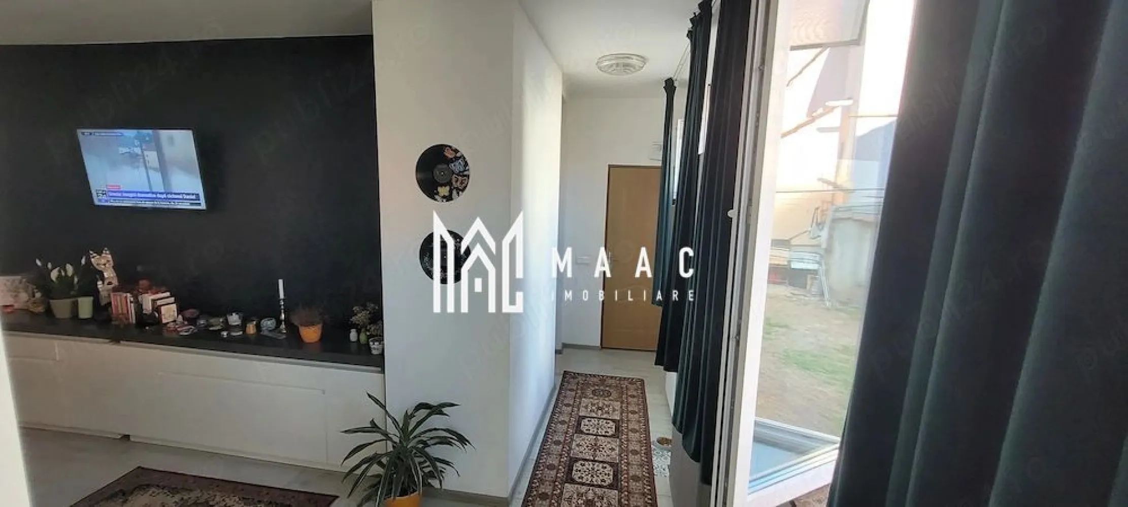 Apartament 2 camere decomandat | Ultracentral | parter, parcare - Apartament de închiriat în Sibiu, în zona Ultracentrală, cu 2 camere decomandate, 45 mp utili, poziționat la parter, cu loc de parcare și prima închiriere, aproape de Teatrul Gong.

Detalii proprietate:
• Suprafață utilă: 45 mp
• Compartimentare: apartament decomandat cu living și bucătărie, dormitor și baie cu geam
• Poziționare la parter
• An construcție: 1980
• Se închiriază mobilat și utilat complet
• Baie cu geam pentru aerisire naturală
• Loc de parcare inclus
• Curte comună, cu măsuță și scaune
• Prima închiriere
• Nu se acceptă animale de companie

Localizare și acces:
Proprietatea este amplasată în zona Ultracentrală din Sibiu, în apropiere de Teatrul Gong, cu acces rapid către punctele centrale ale orașului. Configurația la parter și poziționarea ultracentrală o fac practică pentru locuire pe termen lung, iar curtea comună adaugă un spațiu exterior util.

Cod anunț CP3227677. Contactați echipa MAAC Imobiliare pentru o vizionare și pentru detalii despre condițiile de închiriere pe termen lung.