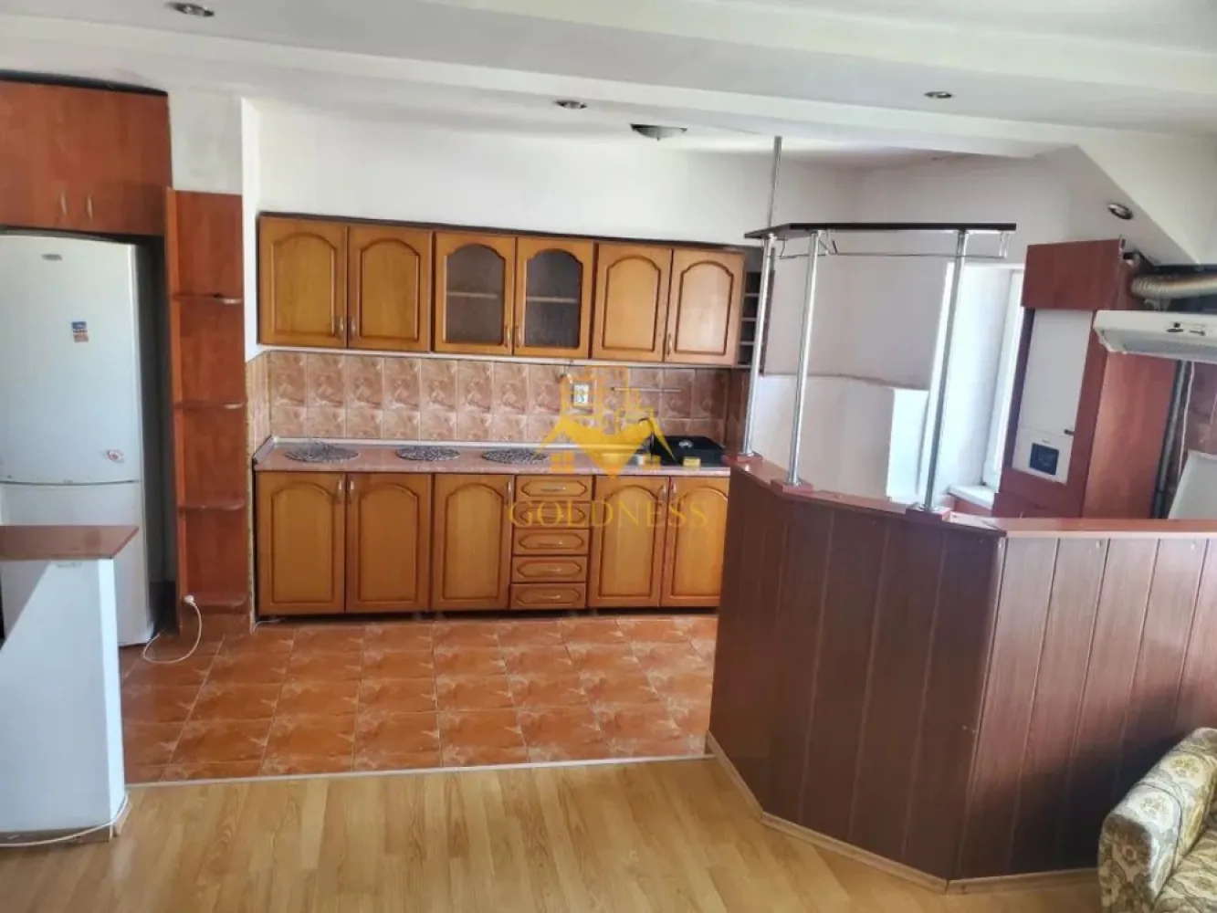 3 camere open space, balcon, Marasti, Kaufland, OMV, Mega Image, PENNY - GOLDNESS Imobiliare vă propune spre închiriere un apartament cu 3 camere complet mobilat și utilat, la etajul 8 într-un imobil de 8 etaje, în Cartierul Marasti.
Se poate parca prin zona
Se află în apropierea stațiilor de transport în comun, magazine, restaurante, spații verzi, farmacii, etc. 

Apartamentul este compartimentat astfel:
 - dormitor cu pat matrimonial, dressing, noptiere
 - dormitor cu pat matrimonial, dressing, noptiere
 - living cu bucatarie open space complet utilată și mobilată, canapea extensibilă, loc de servit masa 
 - baie cu cada, calorifer port prosop și dulap pentru depozitare.
 -balcon de 5 mp.

Imobilul este dotat cu toate cele necesare- centrală proprie, frigider, aragaz, hotă, mașină de spălat haine, etc. 

Dacă sunteți interesați de acest apartament și doriți să îl vizionați, dar și pentru alte oferte nu ezitați să ne contactați telefonic sau prin e-mail. Vă stăm la dispoziție!
Pentru intermediere se percepe un comision de 50% din prețul chiriei!