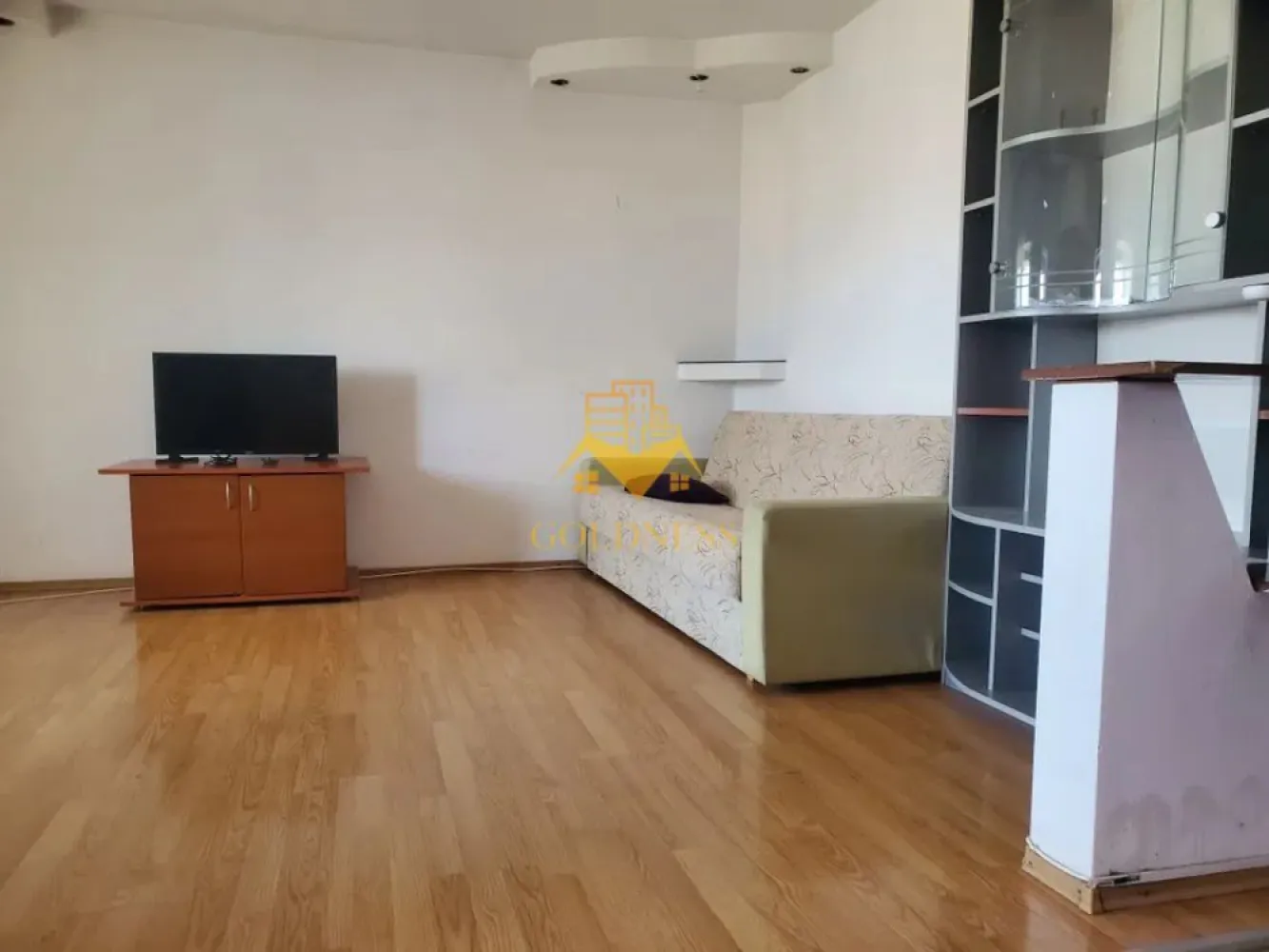 3 camere open space, balcon, Marasti, Kaufland, OMV, Mega Image, PENNY - GOLDNESS Imobiliare vă propune spre închiriere un apartament cu 3 camere complet mobilat și utilat, la etajul 8 într-un imobil de 8 etaje, în Cartierul Marasti.
Se poate parca prin zona
Se află în apropierea stațiilor de transport în comun, magazine, restaurante, spații verzi, farmacii, etc. 

Apartamentul este compartimentat astfel:
 - dormitor cu pat matrimonial, dressing, noptiere
 - dormitor cu pat matrimonial, dressing, noptiere
 - living cu bucatarie open space complet utilată și mobilată, canapea extensibilă, loc de servit masa 
 - baie cu cada, calorifer port prosop și dulap pentru depozitare.
 -balcon de 5 mp.

Imobilul este dotat cu toate cele necesare- centrală proprie, frigider, aragaz, hotă, mașină de spălat haine, etc. 

Dacă sunteți interesați de acest apartament și doriți să îl vizionați, dar și pentru alte oferte nu ezitați să ne contactați telefonic sau prin e-mail. Vă stăm la dispoziție!
Pentru intermediere se percepe un comision de 50% din prețul chiriei!