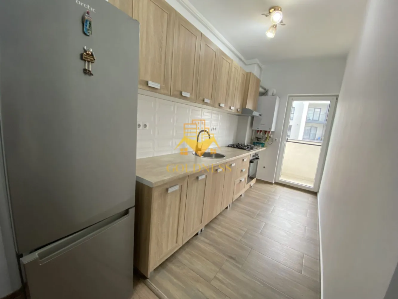 3 camere open space, parcare, Cartierul Marasti, Fabricii, Mega Image - GOLDNESS Imobiliare vă propune spre închiriere un apartament cu 3 camere complet mobilat și utilat, la etajul 5 într-un imobil de 47 etaje, în cartierul Mărăști. 
Apartamentul este compartimentat astfel:

Deține loc de parcare subteran! 

- dormitor cu pat matrimonial, dressing, noptiere
- dormitor cu pat matrimonial, dressing, noptiere
- living cu bucatarie open-space complet utilată, canapea extensibilă, loc de servit masa 
- baie cu cada, calorifer port prosop inox și dulap pentru depozitare.
- balcon 5 mp.

Imobilul este dotat cu toate cele necesare- centrală proprie, mașină de spălat haine, frigider, plită electrică, hotă, etc. 
Se află în apropierea stațiilor de transport în comun, magazine, restaurante, spații verzi, farmacii, etc. 

Dacă sunteți interesați de acest apartament și doriți să îl vizionați, dar și pentru alte oferte sau detalii nu ezitați să ne contactați telefonic sau prin e-mail - goldnessimobiliare@gmail.com. Vă stăm la dispoziție!
Pentru intermediere se percepe un comision de 50% din prețul chiriei!