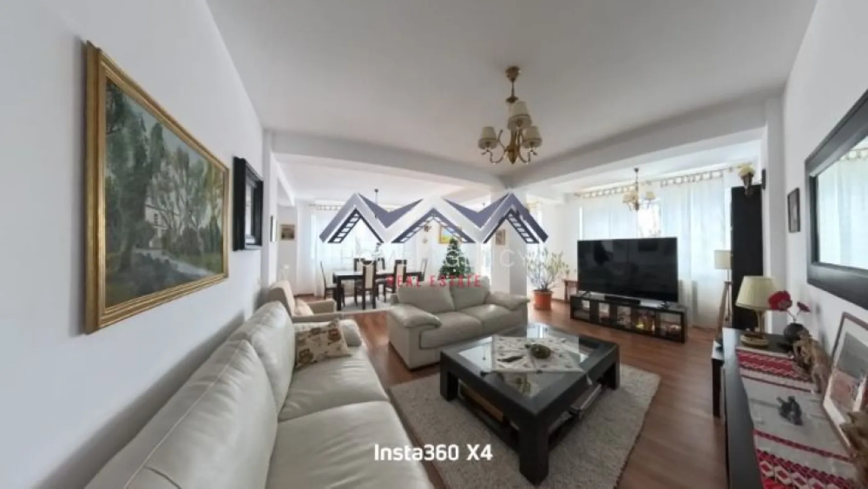 Vilă ultrafinisată cu panoramă superbă, teren 868 mp– Breaza - Te invit să descoperi o vilă rafinată din Breaza, ideală pentru cei care caută liniște, confort și o locuință finalizată, gata pentru mutare imediată. Proprietatea, construită solid pe structură de beton și finisată complet în 2005, oferă o suprafață utilă de 300 mp și o amprentă la sol de 120 mp, amplasată pe un teren de 868 mp, perfect pentru relaxare în aer liber sau pentru amenajări viitoare.

Casa este dispusă pe parter, etaj și mansardă, cu un total de 6 camere luminoase, dintre care 4 dormitoare spațioase, complet mobilate și finisate modern, inclusiv un dormitor matrimonial, respectiv un living secundar la etaj, ce poate fi transformat într-un dormitor / cameră. Living-ul generos de la parter, conectat cu o bucătărie deschisă, complet mobilată și utilată, creează un spațiu armonios pentru momente în familie sau cu oaspeții. Cele 4 băi, fiecare prevăzută cu geam, cadă sau cabină de duș, completează perfect funcționalitatea casei.

Proprietatea se remarcă prin finisaje de calitate și un sistem complet de izolație exterioară și interioară, ceea ce conferă un confort termic excelent în orice sezon. Confortul este susținut și de 2 centrale prin condensare, toate instalațiile fiind făcute din cupru.

La exterior, casa dispune de 3 balcoane și 2 terase ideale pentru relaxare în aer liber, un garaj încăpător și cameră tehnică, precum și 4 locuri de parcare. Acoperișul din țiglă completează imaginea solidă și durabilă a locuinței.

Priveliștea este unul dintre marile atuuri ale acestei proprietăți: panoramă superbă către munte și oraș, un cadru perfect pentru cei care își doresc un stil de viață echilibrat, în mijlocul naturii, dar cu acces rapid spre facilitățile urbane. 

Proprietatea beneficiază de toate utilitățile: apă, canalizare, gaz, curent, internet, precum și contorizări separate (apometre, contor electric și gaz). 

O casă complet mobilată și ultrafinisată, ideală ca reședință permanentă sau casă de vacanță, care îmbină armonios confortul modern cu liniștea specifică zonei de munte. 

Te așteptăm să o descoperi!