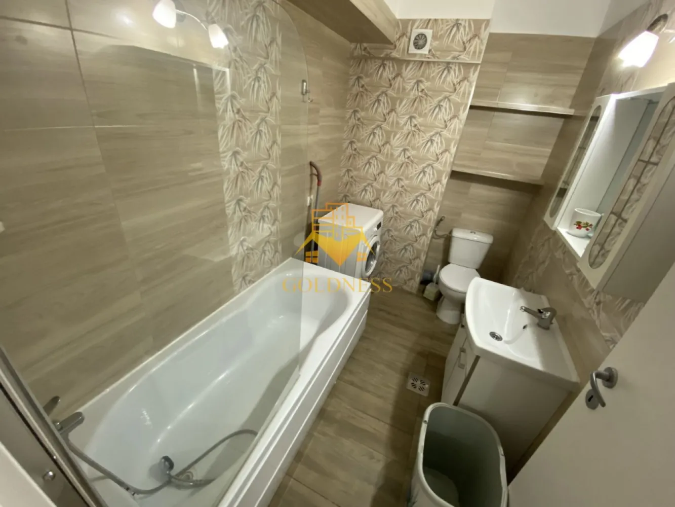 3 camere open space, parcare, Cartierul Marasti, Fabricii, Mega Image - GOLDNESS Imobiliare vă propune spre închiriere un apartament cu 3 camere complet mobilat și utilat, la etajul 5 într-un imobil de 47 etaje, în cartierul Mărăști. 
Apartamentul este compartimentat astfel:

Deține loc de parcare subteran! 

- dormitor cu pat matrimonial, dressing, noptiere
- dormitor cu pat matrimonial, dressing, noptiere
- living cu bucatarie open-space complet utilată, canapea extensibilă, loc de servit masa 
- baie cu cada, calorifer port prosop inox și dulap pentru depozitare.
- balcon 5 mp.

Imobilul este dotat cu toate cele necesare- centrală proprie, mașină de spălat haine, frigider, plită electrică, hotă, etc. 
Se află în apropierea stațiilor de transport în comun, magazine, restaurante, spații verzi, farmacii, etc. 

Dacă sunteți interesați de acest apartament și doriți să îl vizionați, dar și pentru alte oferte sau detalii nu ezitați să ne contactați telefonic sau prin e-mail - goldnessimobiliare@gmail.com. Vă stăm la dispoziție!
Pentru intermediere se percepe un comision de 50% din prețul chiriei!