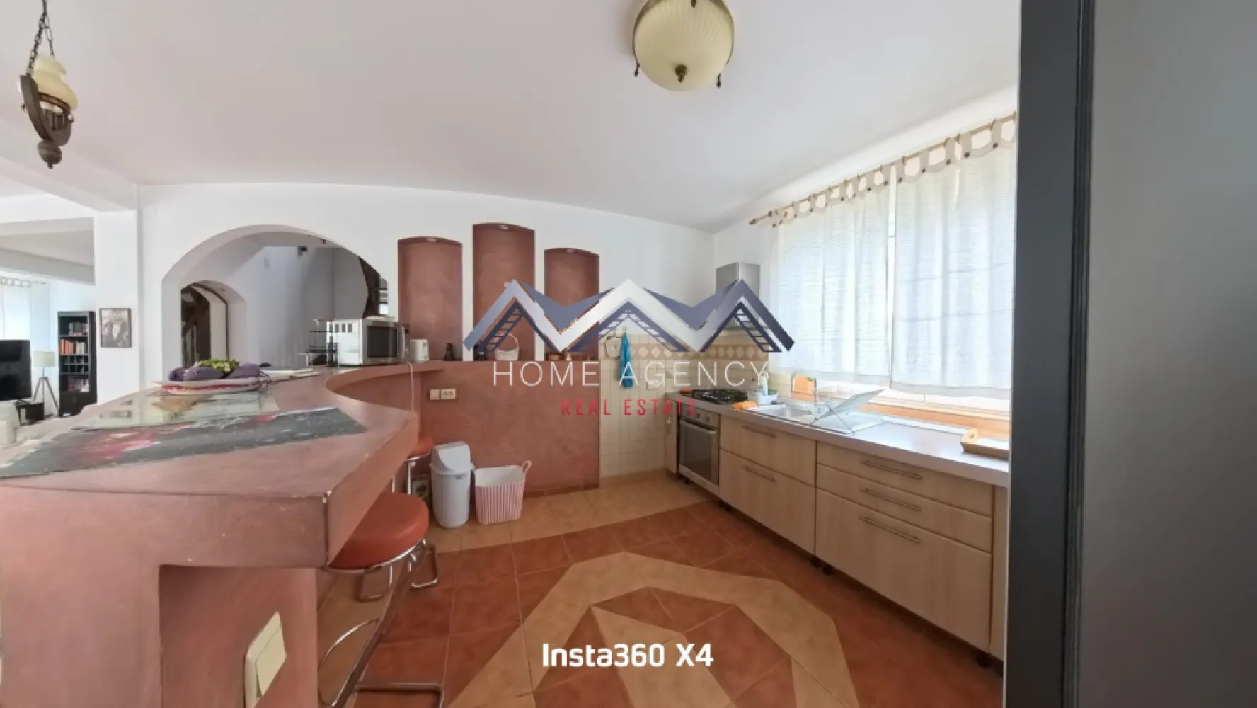 Vilă ultrafinisată cu panoramă superbă, teren 868 mp– Breaza - Te invit să descoperi o vilă rafinată din Breaza, ideală pentru cei care caută liniște, confort și o locuință finalizată, gata pentru mutare imediată. Proprietatea, construită solid pe structură de beton și finisată complet în 2005, oferă o suprafață utilă de 300 mp și o amprentă la sol de 120 mp, amplasată pe un teren de 868 mp, perfect pentru relaxare în aer liber sau pentru amenajări viitoare.

Casa este dispusă pe parter, etaj și mansardă, cu un total de 6 camere luminoase, dintre care 4 dormitoare spațioase, complet mobilate și finisate modern, inclusiv un dormitor matrimonial, respectiv un living secundar la etaj, ce poate fi transformat într-un dormitor / cameră. Living-ul generos de la parter, conectat cu o bucătărie deschisă, complet mobilată și utilată, creează un spațiu armonios pentru momente în familie sau cu oaspeții. Cele 4 băi, fiecare prevăzută cu geam, cadă sau cabină de duș, completează perfect funcționalitatea casei.

Proprietatea se remarcă prin finisaje de calitate și un sistem complet de izolație exterioară și interioară, ceea ce conferă un confort termic excelent în orice sezon. Confortul este susținut și de 2 centrale prin condensare, toate instalațiile fiind făcute din cupru.

La exterior, casa dispune de 3 balcoane și 2 terase ideale pentru relaxare în aer liber, un garaj încăpător și cameră tehnică, precum și 4 locuri de parcare. Acoperișul din țiglă completează imaginea solidă și durabilă a locuinței.

Priveliștea este unul dintre marile atuuri ale acestei proprietăți: panoramă superbă către munte și oraș, un cadru perfect pentru cei care își doresc un stil de viață echilibrat, în mijlocul naturii, dar cu acces rapid spre facilitățile urbane. 

Proprietatea beneficiază de toate utilitățile: apă, canalizare, gaz, curent, internet, precum și contorizări separate (apometre, contor electric și gaz). 

O casă complet mobilată și ultrafinisată, ideală ca reședință permanentă sau casă de vacanță, care îmbină armonios confortul modern cu liniștea specifică zonei de munte. 

Te așteptăm să o descoperi!