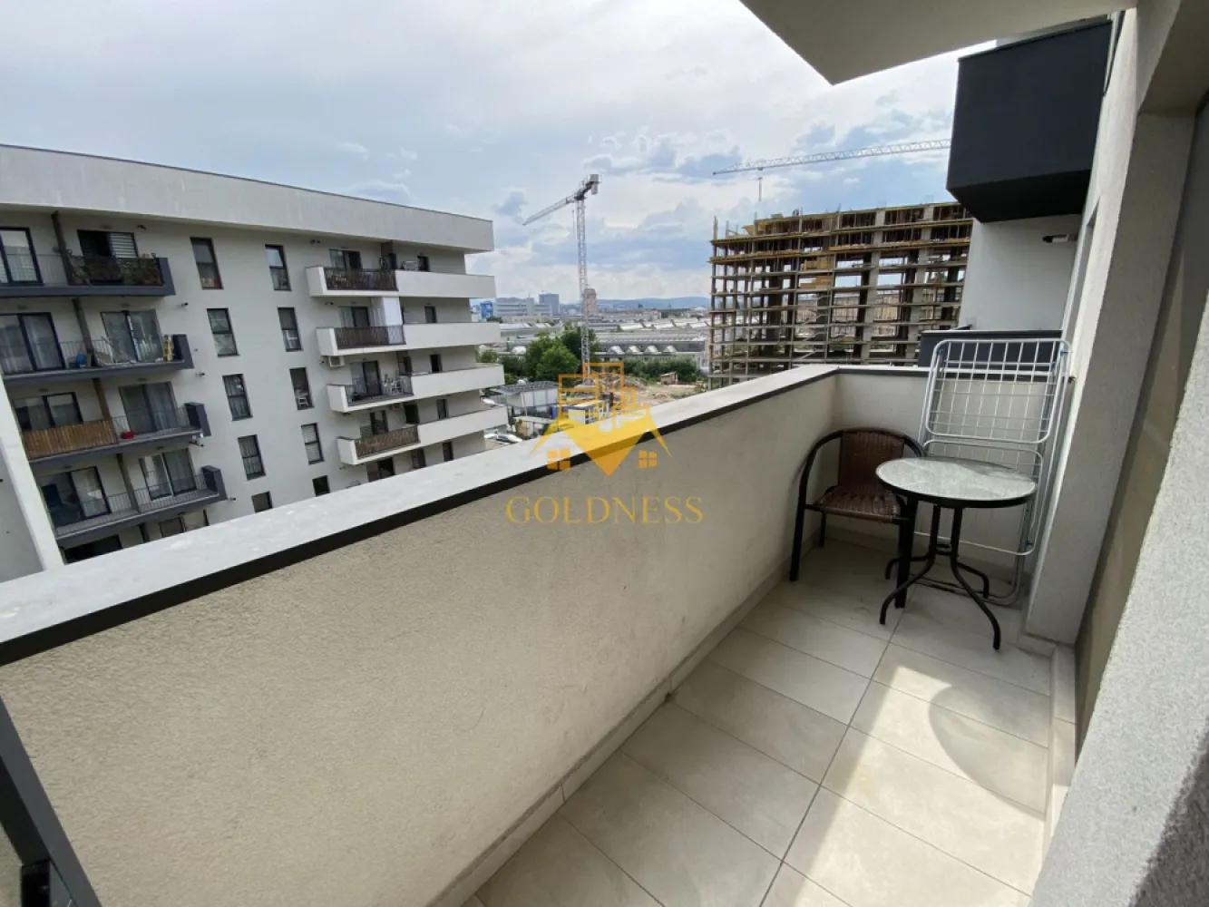 3 camere open space, parcare, Cartierul Marasti, Fabricii, Mega Image - GOLDNESS Imobiliare vă propune spre închiriere un apartament cu 3 camere complet mobilat și utilat, la etajul 5 într-un imobil de 47 etaje, în cartierul Mărăști. 
Apartamentul este compartimentat astfel:

Deține loc de parcare subteran! 

- dormitor cu pat matrimonial, dressing, noptiere
- dormitor cu pat matrimonial, dressing, noptiere
- living cu bucatarie open-space complet utilată, canapea extensibilă, loc de servit masa 
- baie cu cada, calorifer port prosop inox și dulap pentru depozitare.
- balcon 5 mp.

Imobilul este dotat cu toate cele necesare- centrală proprie, mașină de spălat haine, frigider, plită electrică, hotă, etc. 
Se află în apropierea stațiilor de transport în comun, magazine, restaurante, spații verzi, farmacii, etc. 

Dacă sunteți interesați de acest apartament și doriți să îl vizionați, dar și pentru alte oferte sau detalii nu ezitați să ne contactați telefonic sau prin e-mail - goldnessimobiliare@gmail.com. Vă stăm la dispoziție!
Pentru intermediere se percepe un comision de 50% din prețul chiriei!