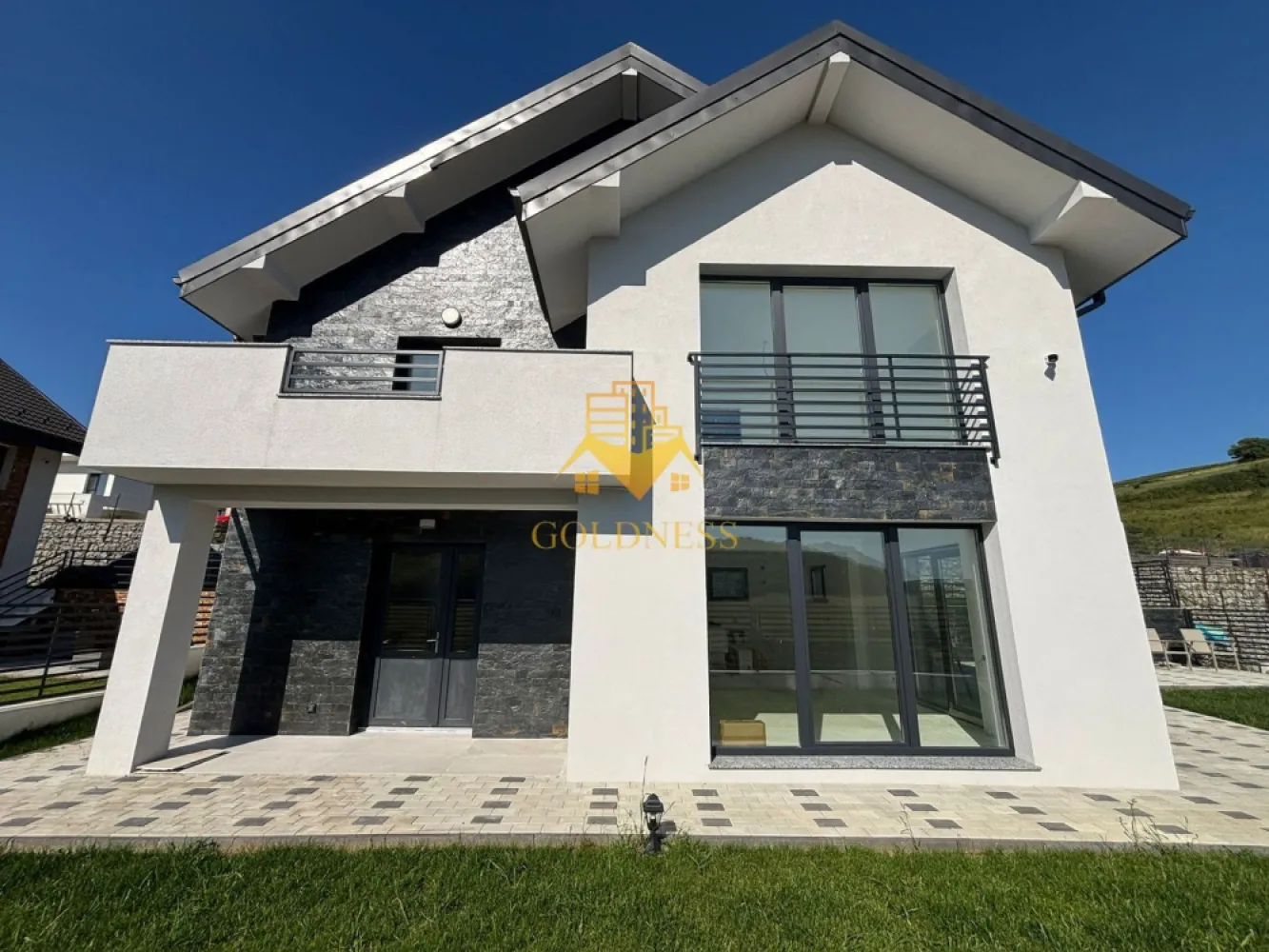 Casa individuala, 4 camere, garaj ,gradina, 2 bai, Popesti , Baciu - GOLDNESS Imobiliare vă propune spre închiriere o casă individuală cu 4 camere, complet finisată, situată în Popești.

Proprietatea dispune de loc de parcare și se află în apropierea stațiilor de transport în comun, magazinelor, restaurantelor, spațiilor verzi și farmaciilor.

Casa este compartimentată astfel:

- 3 dormitoare
- living cu bucătărie open space
- 2 băi
- debara
- terasă de 60 mp
- curte de 340 mp

Imobilul este dotat cu toate cele necesare pentru un confort sporit. 

Dacă sunteți interesați de această proprietate și doriți să programați o vizionare sau să aflați mai multe detalii despre alte oferte disponibile, nu ezitați să ne contactați telefonic sau prin e-mail. Vă stăm la dispoziție!

Pentru intermediere se percepe un comision de 2%.