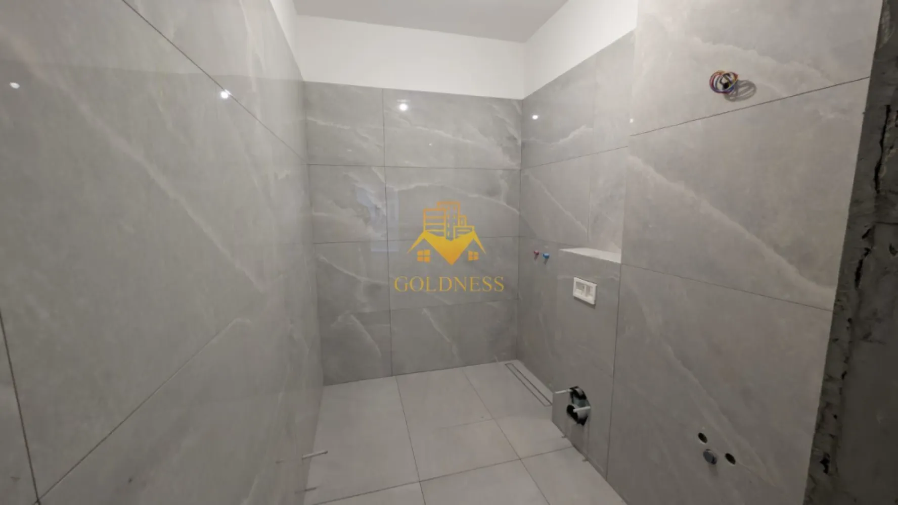 2 camere, Parcare Subterana, Bloc Nou, Central, Pta. Mihai Viteazu - GOLDNESS Imobiliare vă prezintă un apartament exclusivist cu 2 camere, poziționat pe Strada Ploiești — o adresă centrală veritabilă, apreciată pentru accesibilitate și rafinament urban.

La câteva minute de mers pe jos se regăsesc repere esențiale ale orașului:

* Piața Mihai Viteazul
* Piața Avram Iancu
* Teatrul Național Lucian Blaga
* Catedrala Mitropolitană din Cluj-Napoca

Zona oferă acces imediat către instituții culturale, restaurante consacrate, cafenele și principalele artere ale centrului.

Imobil finalizat în 2026, cu regim redus de înălțime (P+3), ce oferă discreție și un ambient rezidențial select. La parterul clădirii este integrat un spațiu comercial, adăugând funcționalitate fără a compromite intimitatea.

Apartamentul este nou, nelocuit, și se predă finisat, cu materiale contemporane și atenție la detalii.

Compartimentare echilibrată:

* Un dormitor generos și luminos
* Living generos cu bucătărie open-space
* Baie
* Balcon

Dotări:

* Încălzire în pardoseală
* Lift modern
* Parcare subterană cu lift auto

Locul de parcare subteran se achiziționează separat, la prețul de 15.000 euro +TVA.

!! La prețul afișat se adaugă TVA în cotă de 21%. !!

O alegere pentru cei care apreciază locația și standardul actual de confort. 

Strada Ploiești rămâne una dintre pozițiile centrale autentice — aproape de pulsul orașului, dar suficient de retrasă pentru a oferi liniște.

 0% comision pentru cumpărător.

Pentru informații suplimentare și programarea unei vizionări private, echipa GOLDNESS Imobiliare vă stă la dispoziție.