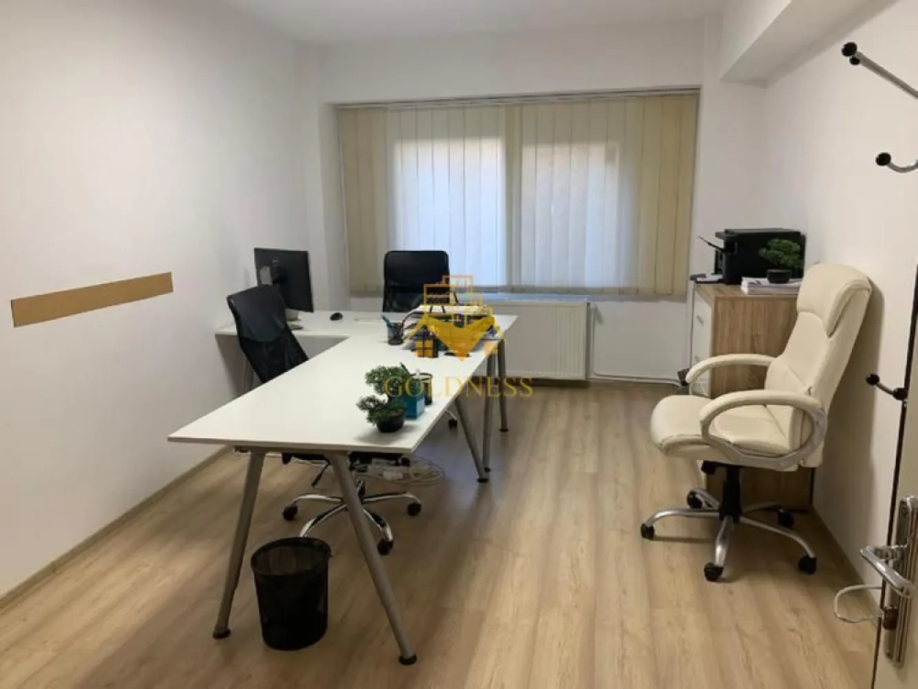 2 camere pe Nicolae Titulescu,Gheorgheni, Interservisan, Piața Cipariu - GOLDNESS Imobiliare vă propune spre vânzare un apartament cu 2 camere nemobilat, la Parter într-un imobil de 8 etaje, în Cartierul Gheorgheni, zona facultății de drept, situat pe Bld. Nicolae Titulescu.

Se află în apropierea stațiilor de transport în comun, magazine, restaurante, spații verzi, farmacii, etc. 

Apartamentul este compartimentat astfel:
- 2 camere decomandate
- 1 baie
- 1 bucatarie
- 1 hol
- 1 cămară pentru alimente
- 1 debara
Apartamentul se vinde nemobilat și are o suprafață de 60.2mp.

Dacă sunteți interesați de acest apartament și doriți să îl vizionați, dar și pentru alte oferte nu ezitați să ne contactați telefonic sau prin e-mail. Vă stăm la dispoziție!
Pentru intermediere se percepe un comision de 2% din valoarea tranzacției.