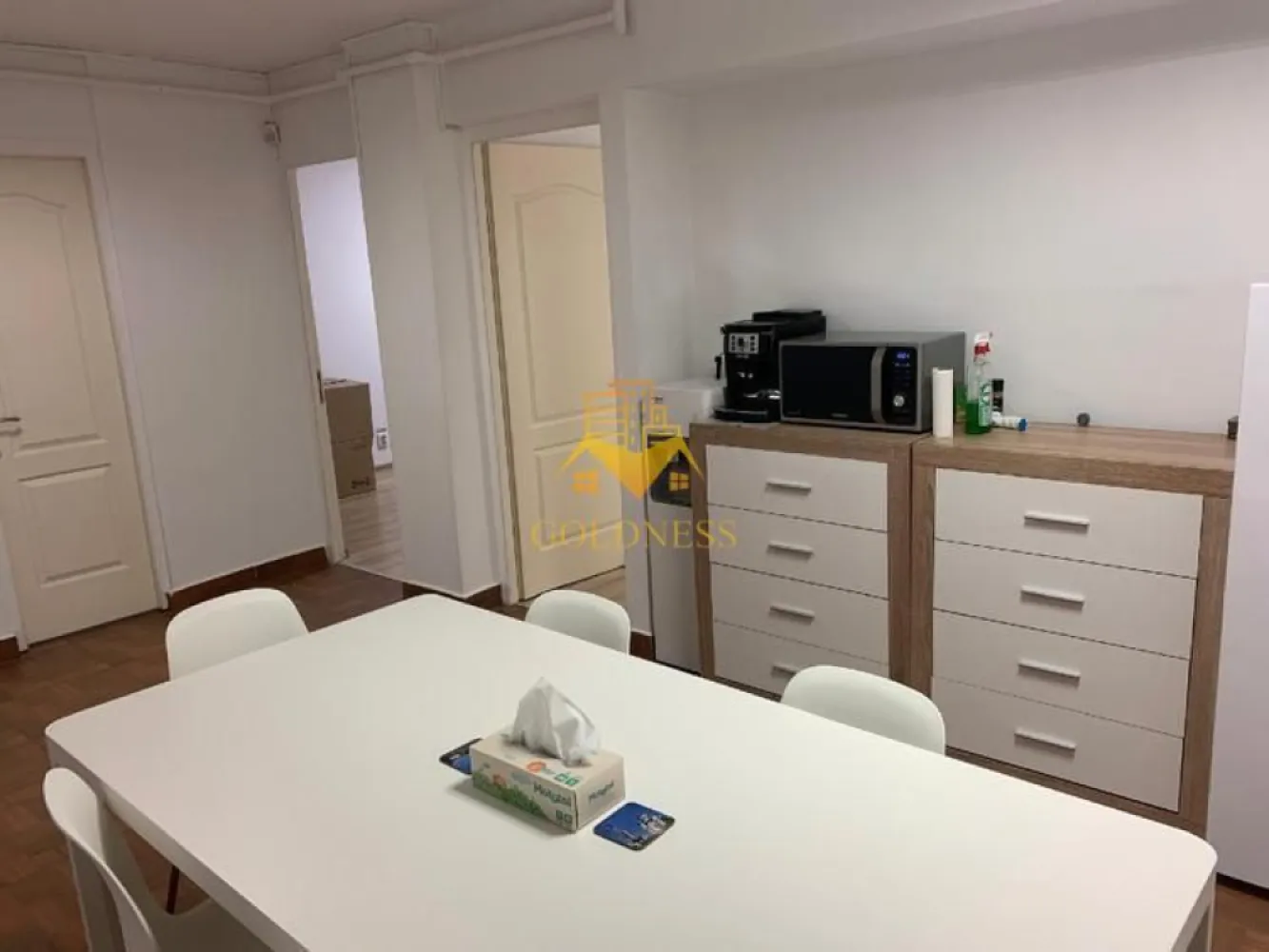 2 camere pe Nicolae Titulescu,Gheorgheni, Interservisan, Piața Cipariu - GOLDNESS Imobiliare vă propune spre vânzare un apartament cu 2 camere nemobilat, la Parter într-un imobil de 8 etaje, în Cartierul Gheorgheni, zona facultății de drept, situat pe Bld. Nicolae Titulescu.

Se află în apropierea stațiilor de transport în comun, magazine, restaurante, spații verzi, farmacii, etc. 

Apartamentul este compartimentat astfel:
- 2 camere decomandate
- 1 baie
- 1 bucatarie
- 1 hol
- 1 cămară pentru alimente
- 1 debara
Apartamentul se vinde nemobilat și are o suprafață de 60.2mp.

Dacă sunteți interesați de acest apartament și doriți să îl vizionați, dar și pentru alte oferte nu ezitați să ne contactați telefonic sau prin e-mail. Vă stăm la dispoziție!
Pentru intermediere se percepe un comision de 2% din valoarea tranzacției.