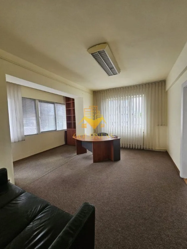 Apartament 2 camere renovat,Ultracentral, Piata Mihai Viteazu, Fierul! - Va prezentam spre vanzare un apartament cu 2 camere, localizat in Cluj-Napoca, zona ultracentrala, Piata Mihai Viteazu.

Imobilul este amplasat intr-una dintre cele mai cautate locatii din oras, beneficiind de acces imediat catre centrul istoric, institutii publice, centre de afaceri, restaurante, cafenele si mijloace de transport in comun.

In imediata apropiere regasim:

* Piata Mihai Viteazu;
* Centrul Istoric al Clujului;
* The Office;
* statii de transport in comun, banci, farmacii si magazine.

Locatia ofera acces pietonal rapid catre principalele puncte de interes ale orasului, fiind ideala atat pentru locuit, cat si pentru investitie.

Apartamentul este situat la etajul 4 al unui imobil bine intretinut si dispune de o compartimentare semidecomandata, organizata astfel:

* living;
* dormitor;
* bucatarie;
* baie;
* hol.

Proprietatea este amenajata in prezent pentru activitati de birou, insa poate fi transformata cu usurinta intr-o locuinta confortabila, datorita compartimentarii practice si spatiilor bine proportionate.

Apartamentul beneficiaza de:

* centrala termica proprie;
* ferestre cu geam termopan;
* usa antiefractie;
* finisaje intretinute;
* partial mobilat.

Confortul termic este asigurat de centrala termica proprie, cu distributie a caldurii prin calorifere.

Un avantaj important il reprezinta faptul ca apartamentul este liber de sarcini, neocupat si disponibil pentru preluare imediata, fiind o oportunitate excelenta pentru cei care doresc o proprietate in centrul orasului fara timpi de asteptare.

Datorita amplasarii exceptionale in Piata Mihai Viteazu, proprietatea este potrivita atat pentru locuinta proprie, cat si pentru activitati de birou, cabinet, sediu firma sau investitie cu randament ridicat din inchiriere.

Apartamentul este liber de sarcini, iar ca modalitate de plata se accepta atat plata integrala, cat si achizitia prin credit ipotecar.

Pentru mai multe detalii si programarea unei vizionari, nu ezitati sa ne contactati.
